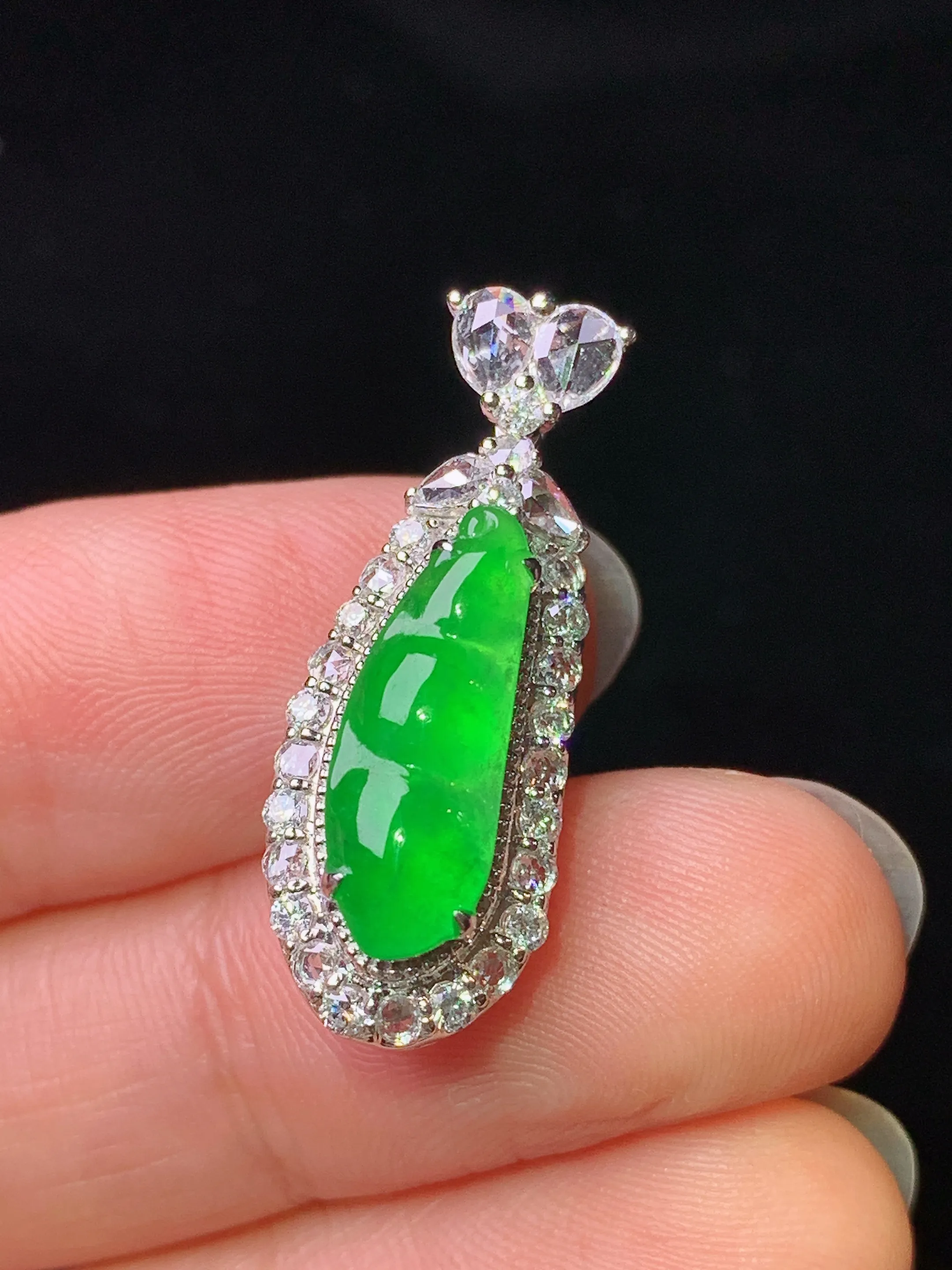 18k金钻镶嵌满绿四季豆吊坠 玉质细腻 色泽艳丽清新 整体尺寸27*10.2*8.5