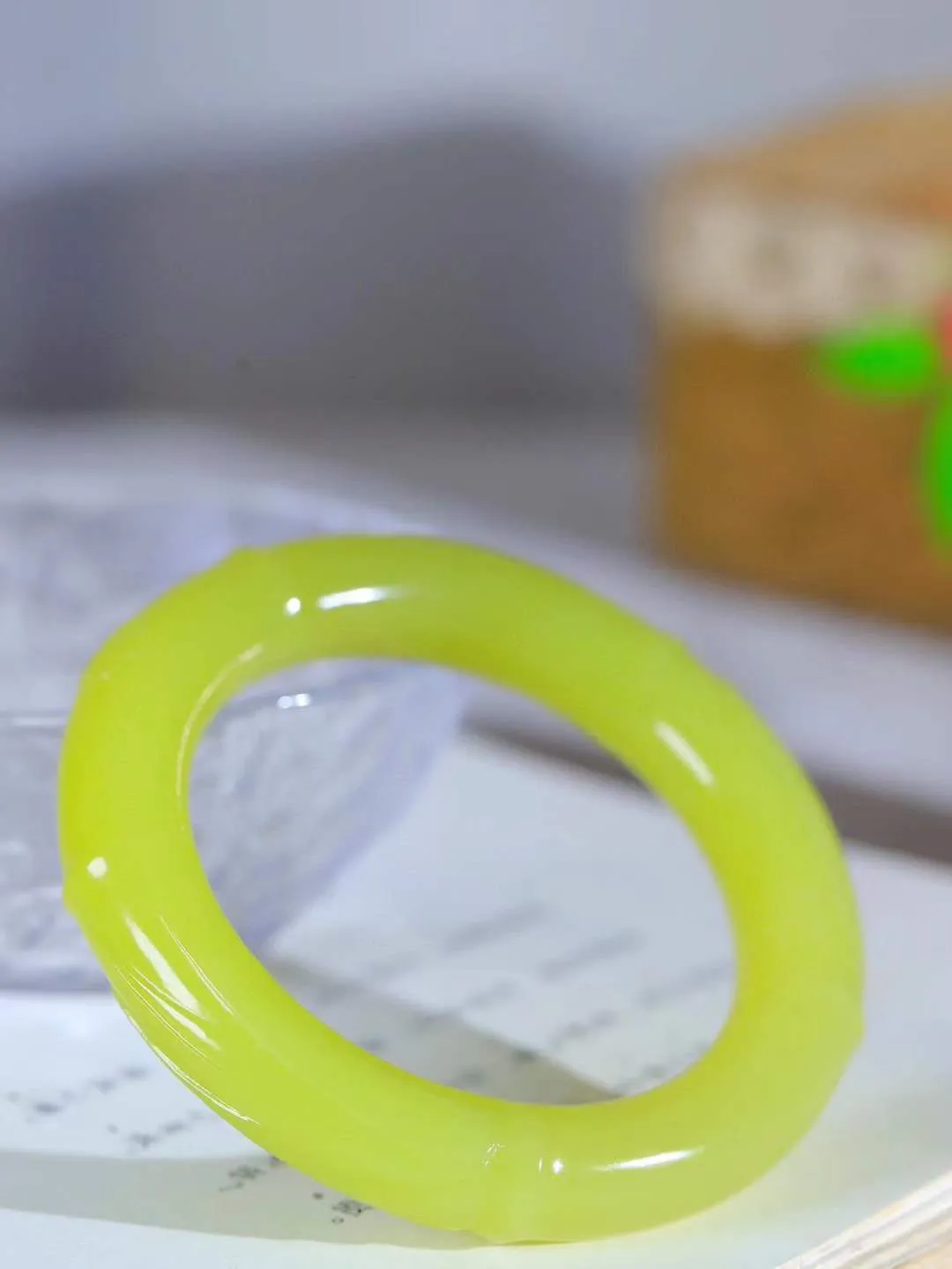 【节节高升.手镯】

收藏级臻品和田玉黄口竹手镯，玉质温润细腻，苏工精雕竹节，竹子品德高尚，生而有节，象征气节正直、不屈不俗。竹叶纤秀俊逸，舒展自如，迎风摇曳，柔美清逸，清新典雅。️整器画面空灵简洁佩于胸前，寓意祝福，高风亮节，步步高升。
内径54mm尺寸12-11.5mm重69克9920477T