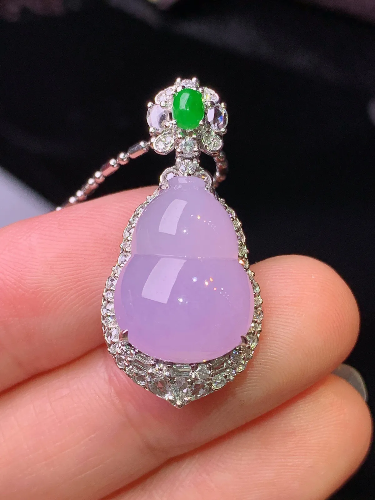 18k金钻镶嵌紫罗兰葫芦吊坠 玉质细腻 水润亮眼 色泽艳丽 整体尺寸30.3*14.8*11.6