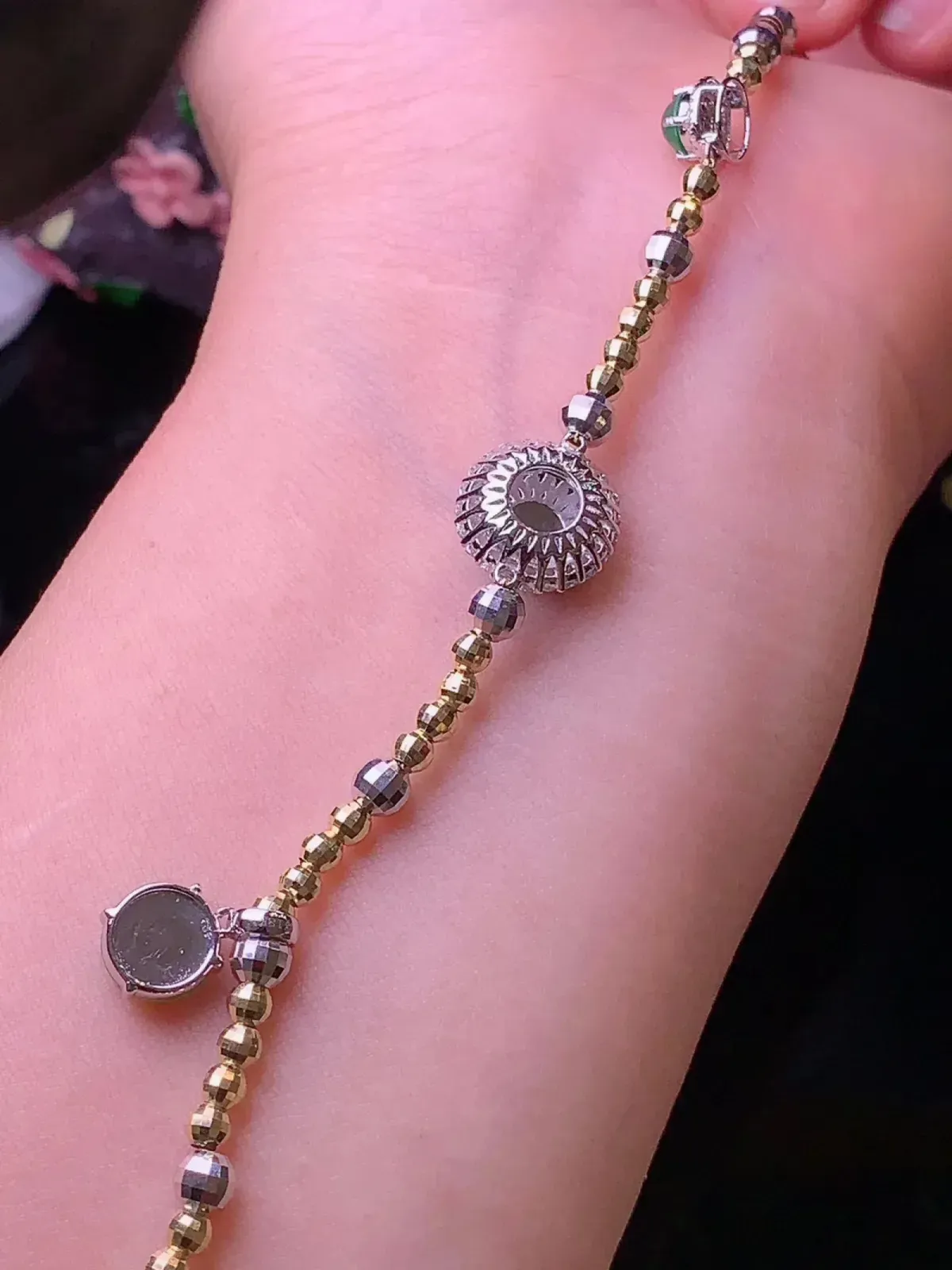 18k金钻镶嵌翠绿平安扣手链 玉质细腻 色泽清新艳丽 裸石尺寸8.3*2.5