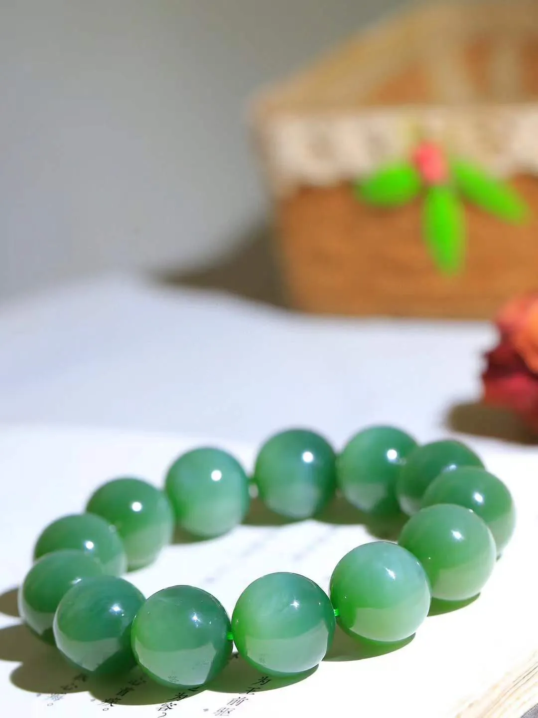 （猫眼手串）

精品和田玉碧玉猫眼圆珠手串 质地温润灵动 猫眼儿般的光中，有波光潋滟，也有梦幻清韵