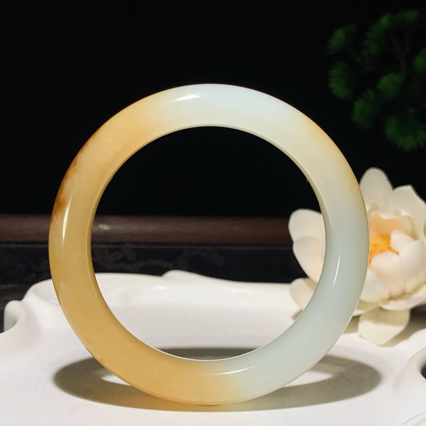 55圈口 新疆和田玉羊脂白且末糖手镯 55圈口条宽12厚9重56克。玉质细腻油润。手推出油。佩戴高端典雅。lt260205