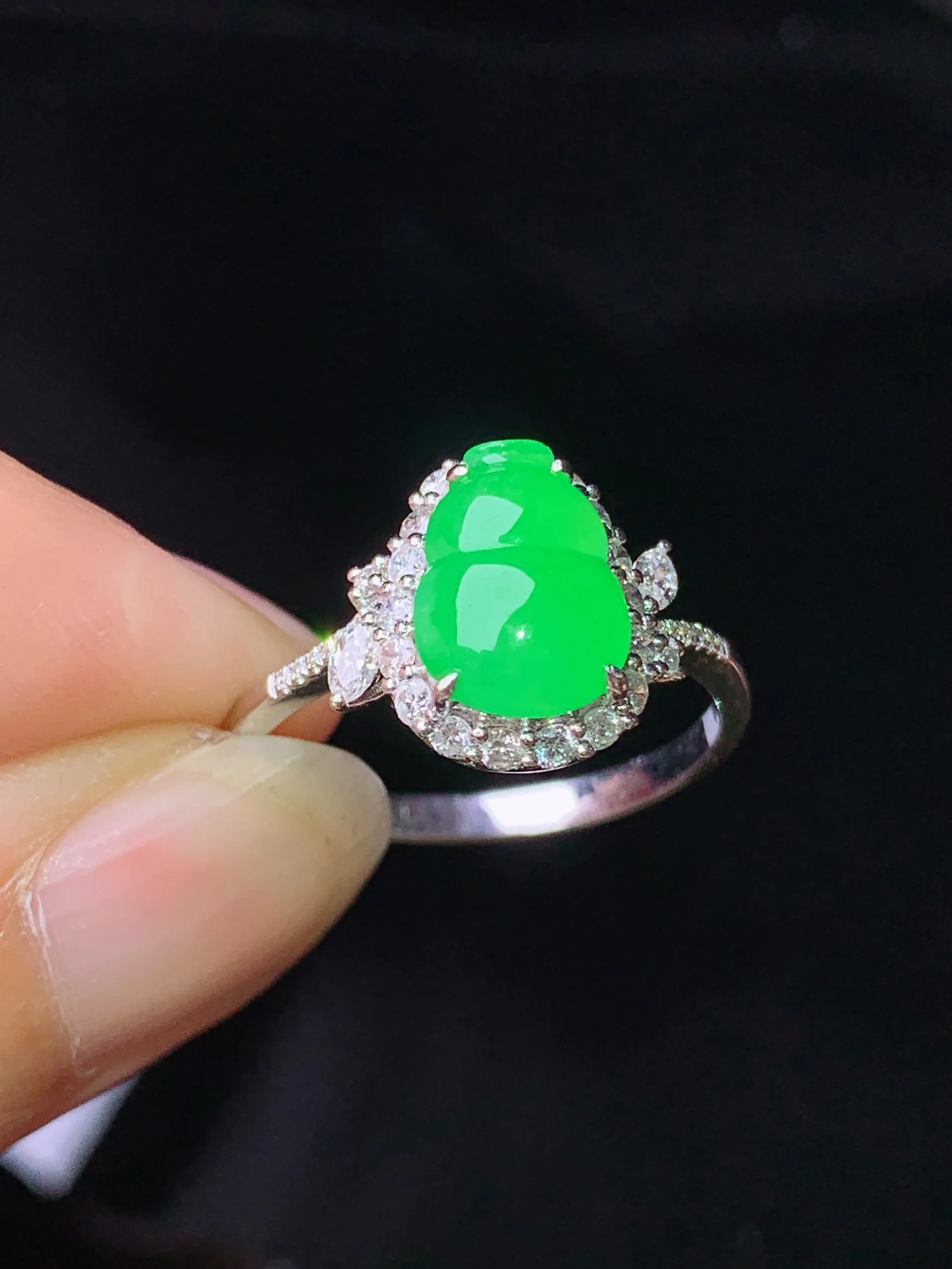 18k金钻镶嵌翠绿葫芦戒指 玉质细腻 色泽艳丽清新 圈口14.5 整体尺寸11.6*12*7