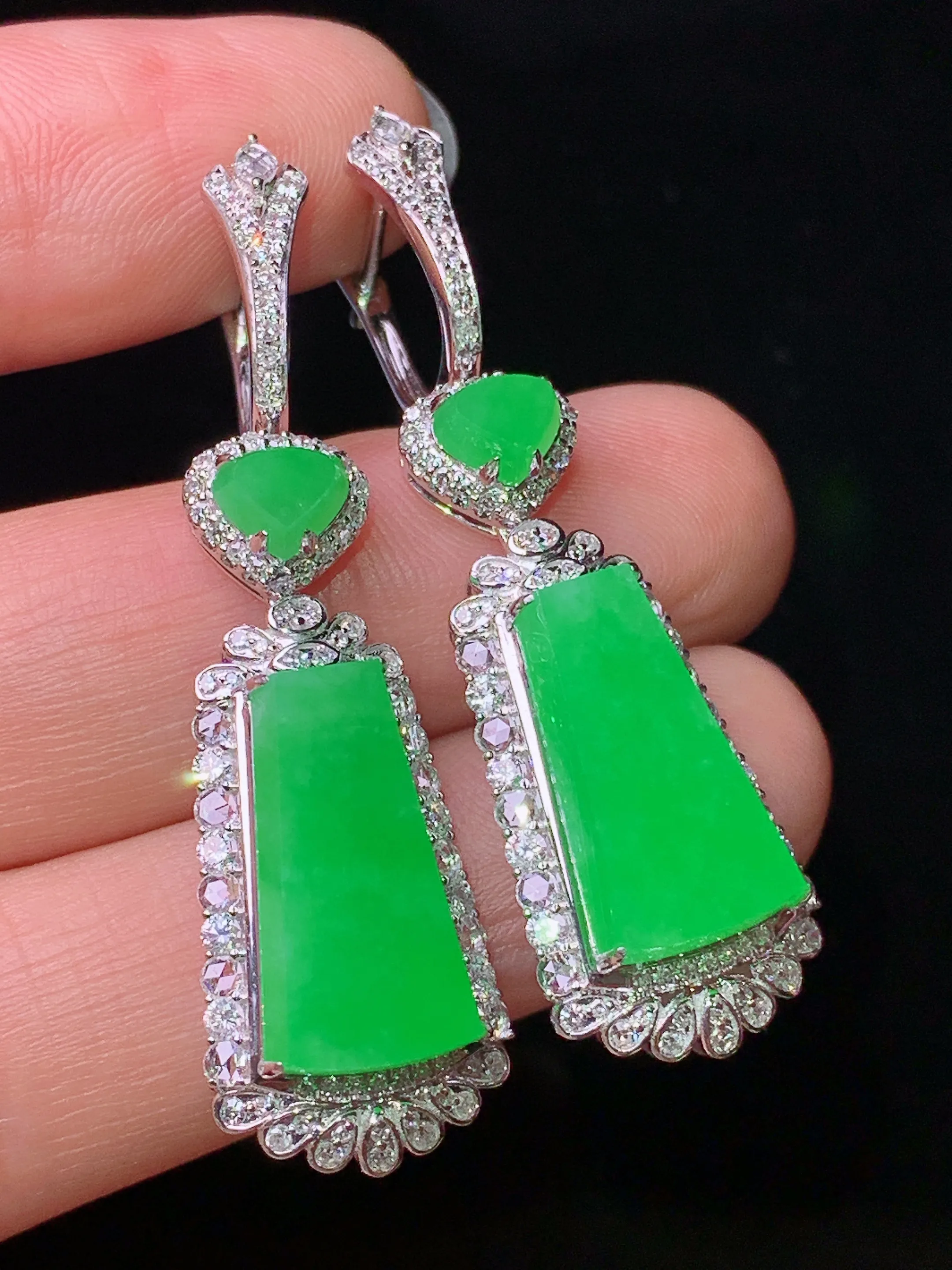 18k金钻镶嵌翠绿无事牌耳坠 玉质细腻 色泽艳丽清新 整体尺寸44.8*13*8