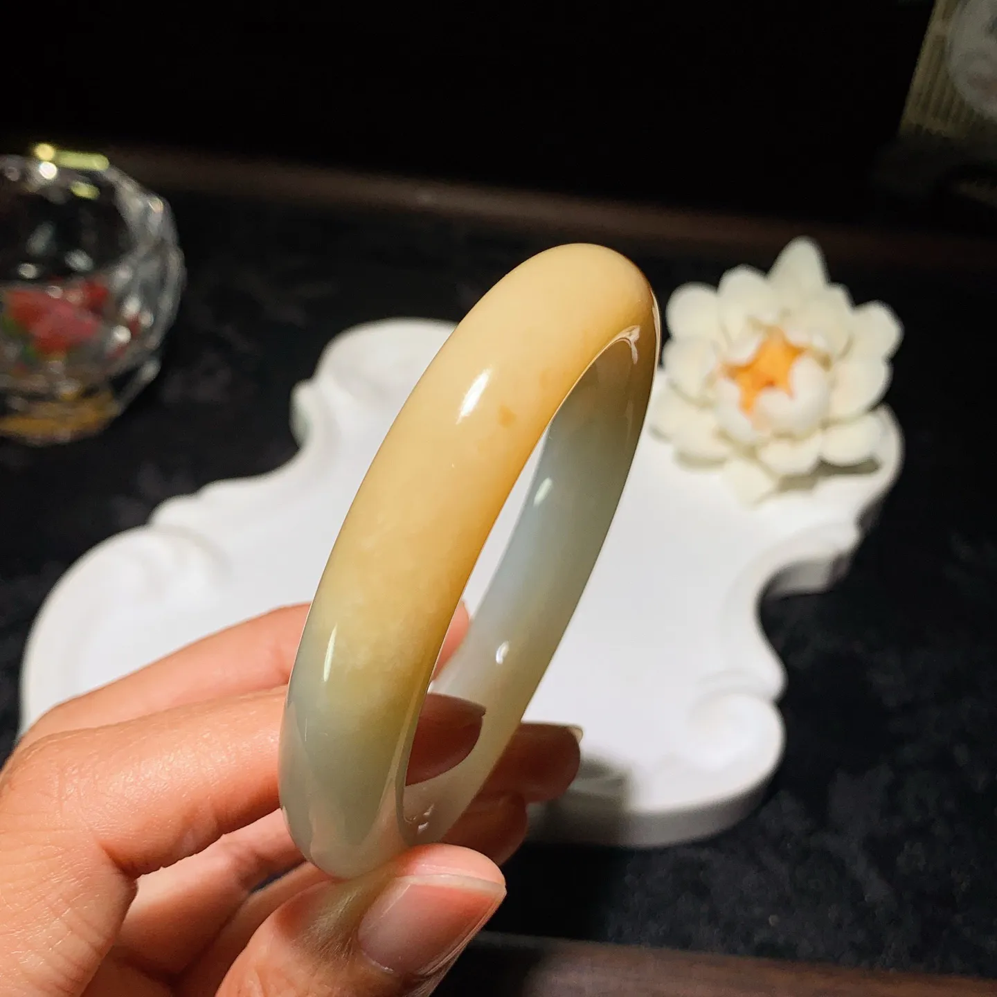 55圈口 新疆和田玉羊脂白且末糖手镯 55圈口条宽12厚9重56克。玉质细腻油润。手推出油。佩戴高端典雅。lt260205