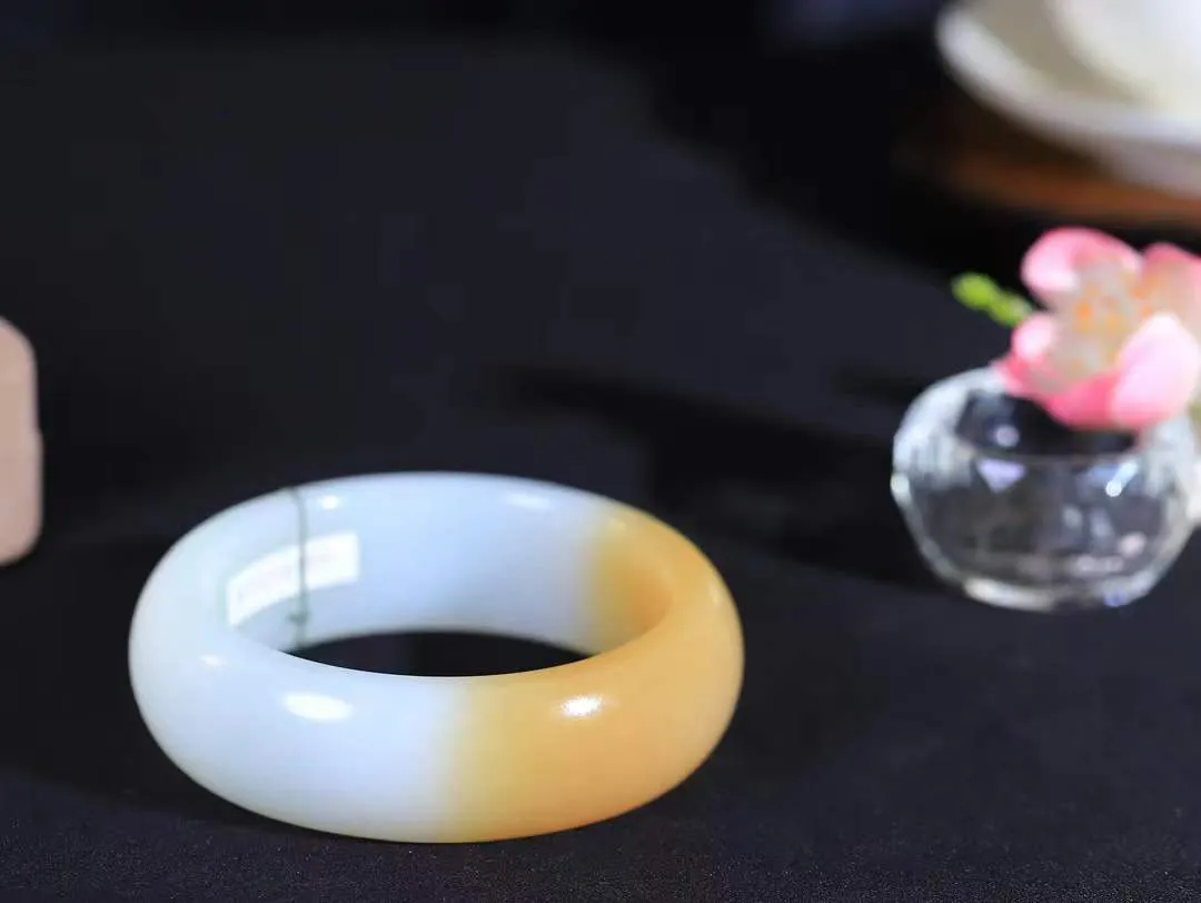 【暖玉生香·手镯】

收藏级臻品和田玉糖白玉手镯，质地油润细腻，色泽高贵典雅，镯型古朴典雅。在诗情画意的雨巷相遇，你是我腕间的一抹风情，有你眸有深情，清风荡漾湖间静水，我愿俯身低眉，在烟波涟漪处，寻你深情倩影。内径55mm尺寸19.6-9.1mm重89克  6928258A