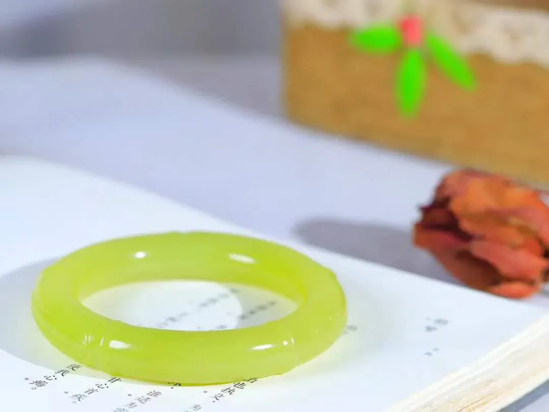 【节节高升.手镯】

收藏级臻品和田玉黄口竹手镯，玉质温润细腻，苏工精雕竹节，竹子品德高尚，生而有