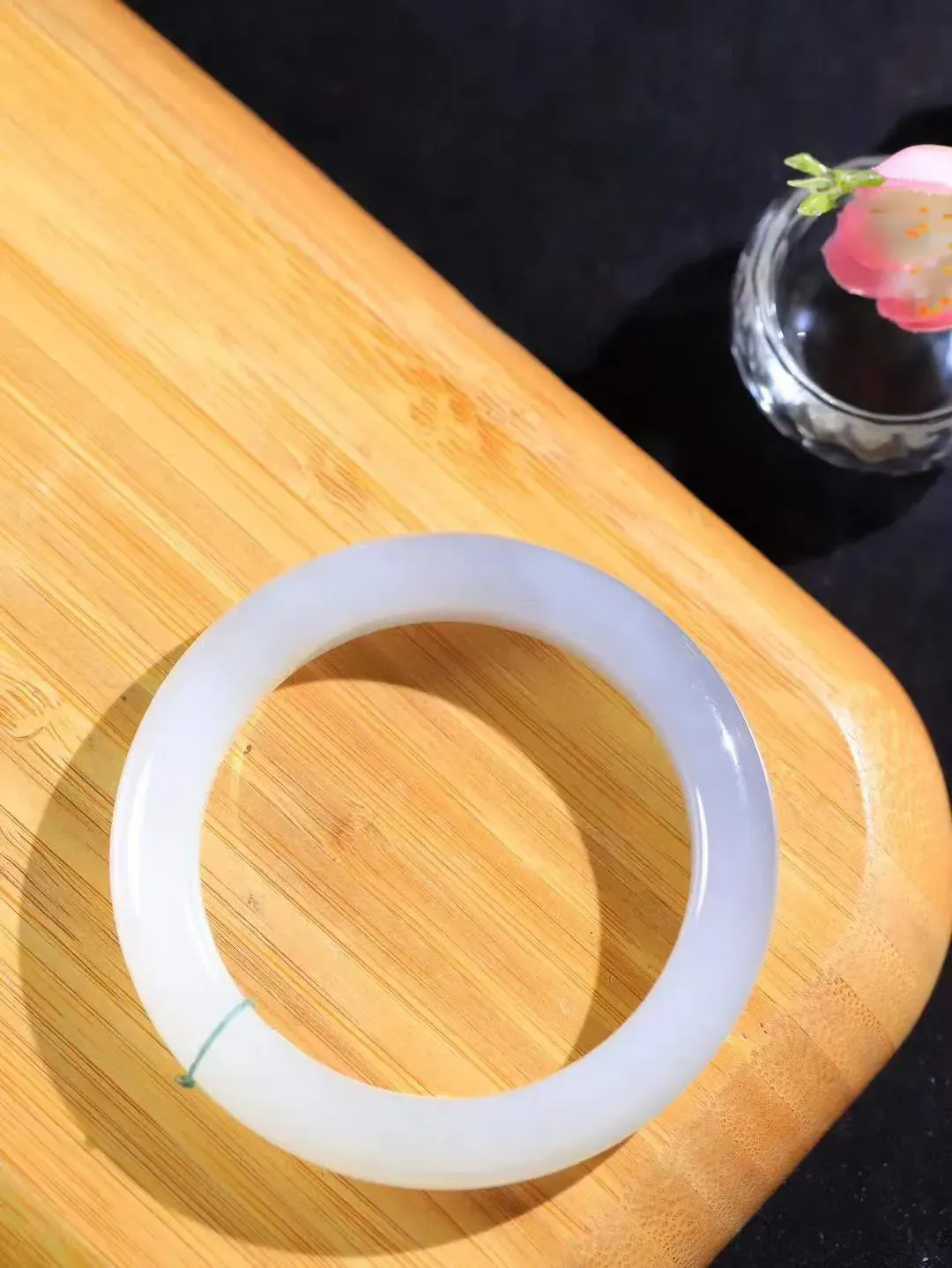 【花样年华·手镯】

精品和田玉烟紫白双色手镯，质地油润细腻，色泽高贵典雅，镯型古朴典雅。在诗情画意的雨巷相遇，你是我腕间的一抹风情，有你眸有深情，清风荡漾湖间静水，我愿俯身低眉，在烟波涟漪处，寻你深情倩影。内径56.5mm尺寸12-10.3mm 重62.7克。fDL-3624588