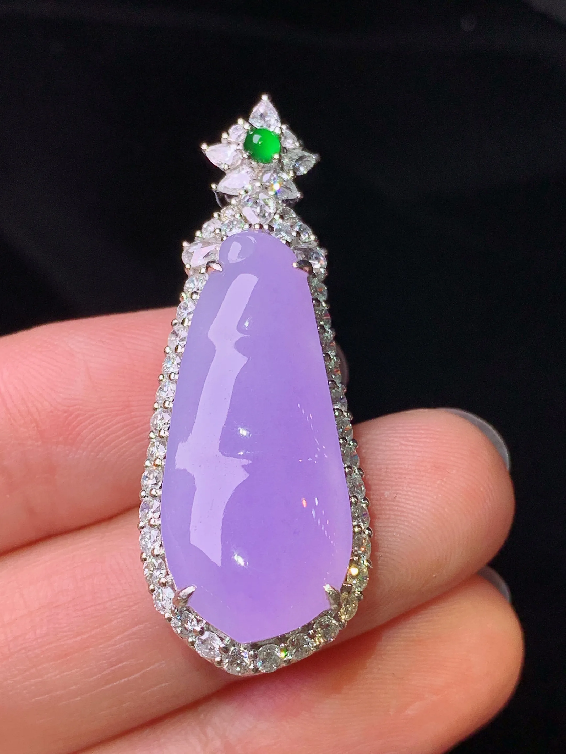 18k金钻镶嵌紫罗兰四季豆吊坠 玉质细腻 色泽艳丽清新 整体尺寸40.7*15.3*10