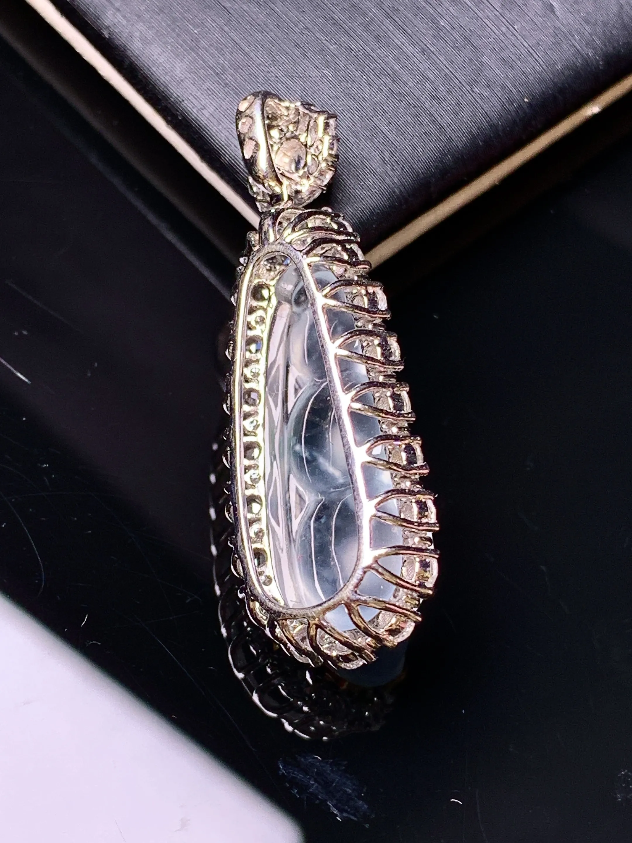 18k金钻镶嵌冰种四季豆吊坠 玉质细腻 色泽艳丽清新 整体尺寸33.8*12.6*9.2