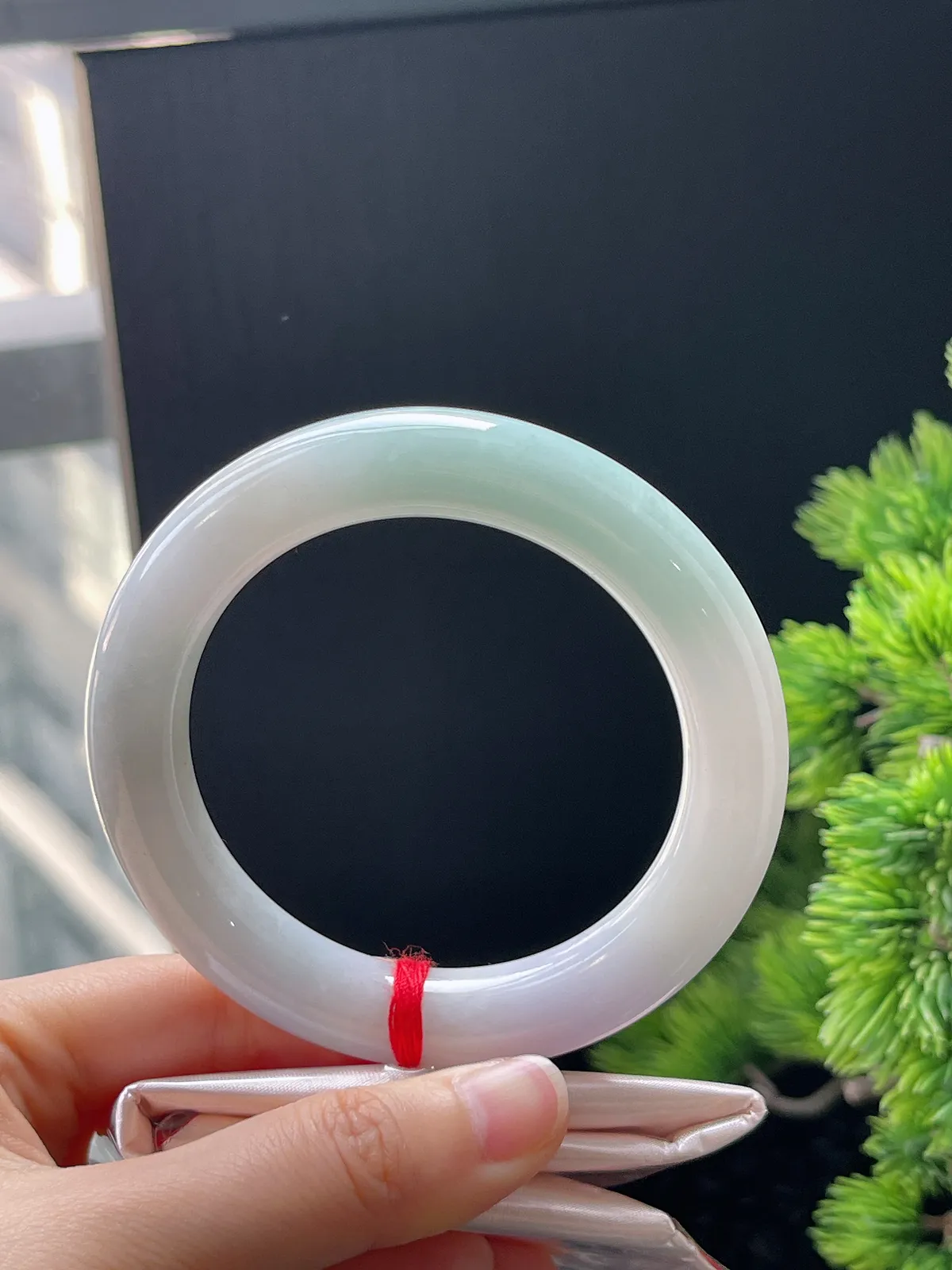 圆条58.8，翡翠糯化淡绿色手镯