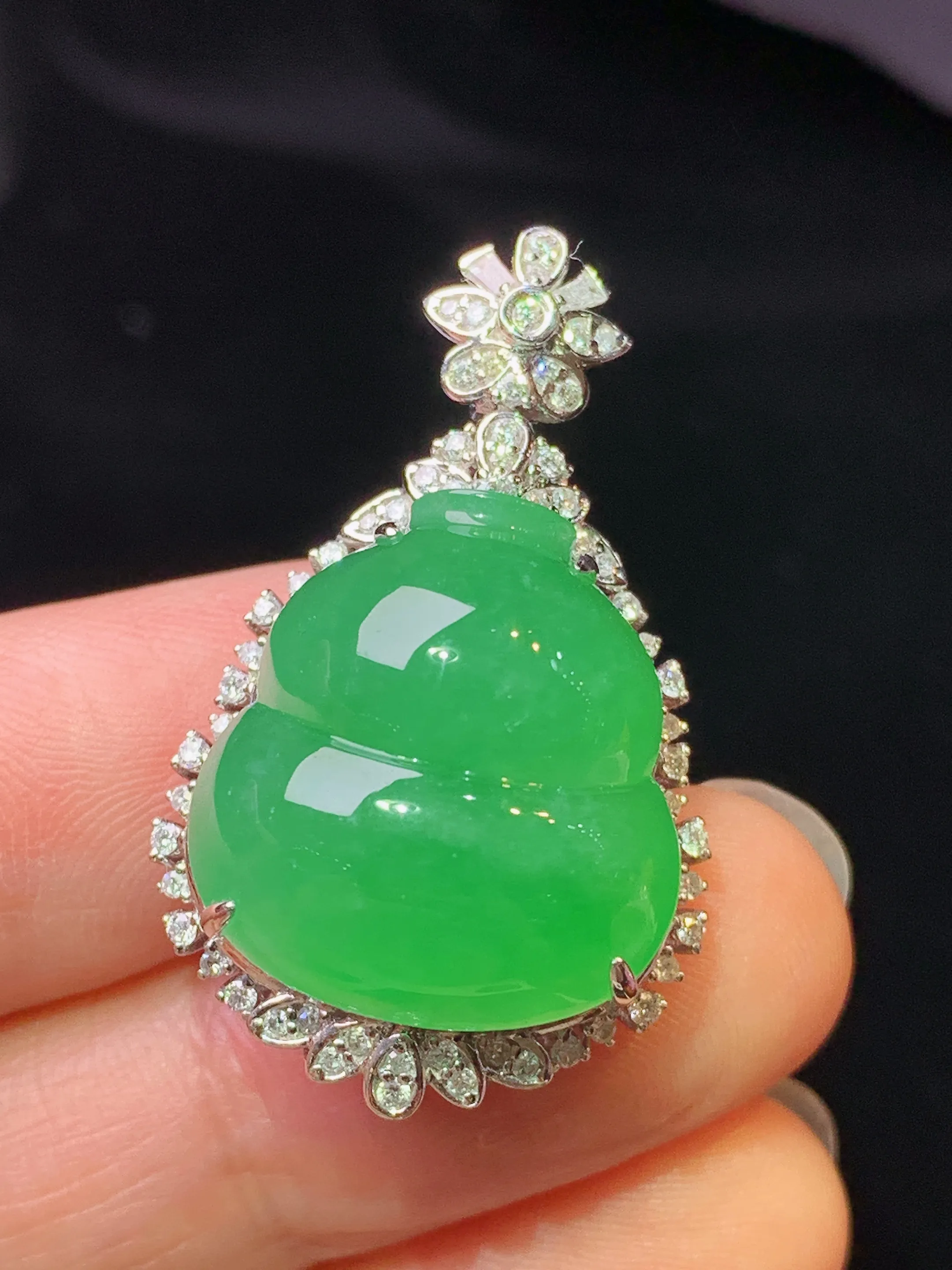 18k金钻镶嵌翠绿葫芦吊坠 玉质细腻 色泽艳丽清新 整体尺寸33*20.2*14.6