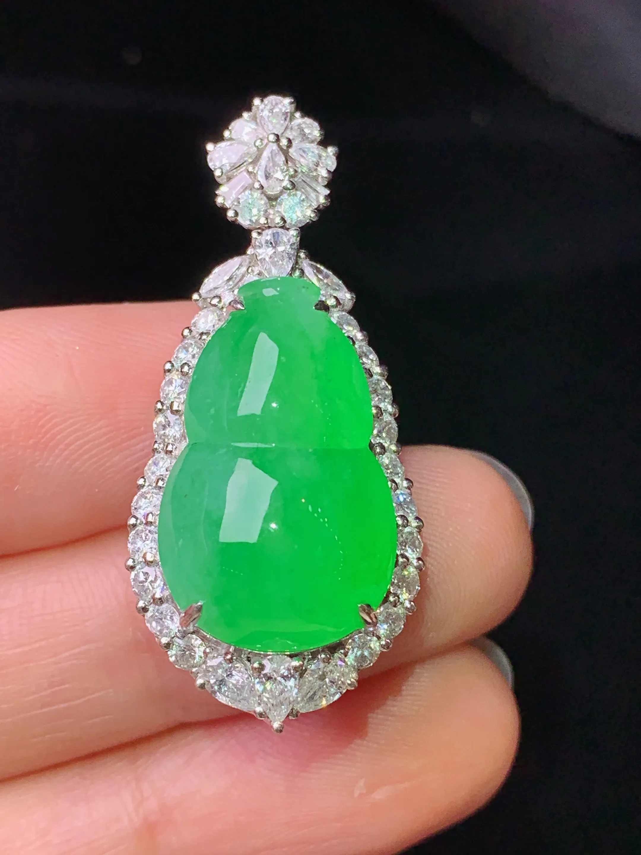 18k金钻镶嵌翠绿葫芦吊坠 玉质细腻 色泽艳丽清新 整体尺寸37.7*16.8*14.5