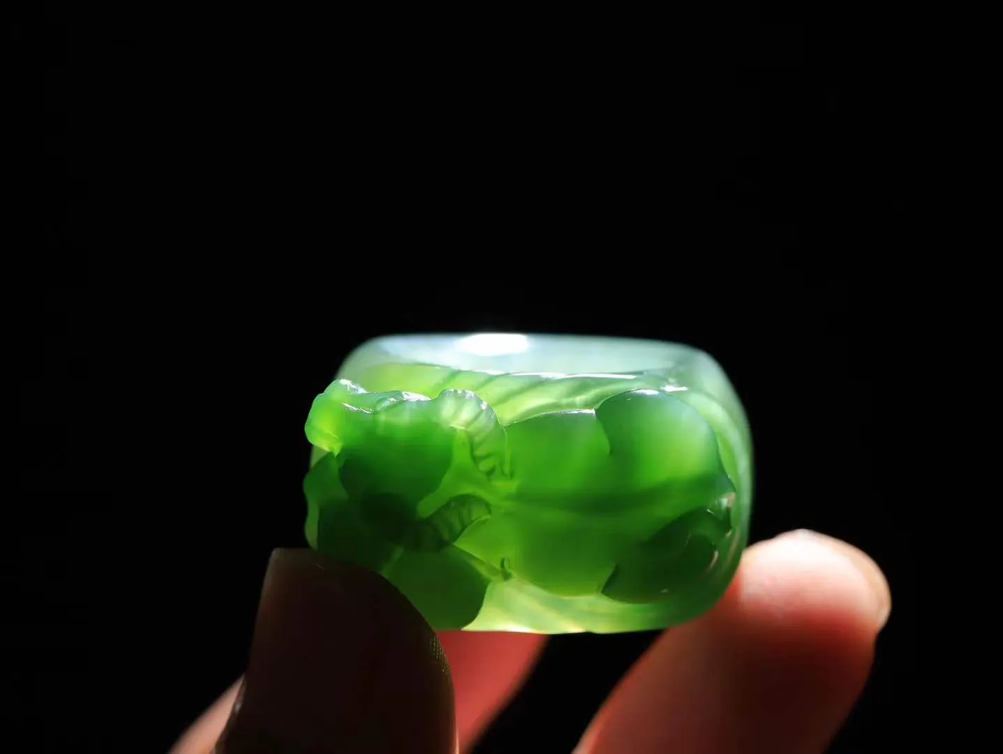 【扭转乾坤.扳指】

精品和田玉碧玉猫眼牛扳指，质地细润，油光四溢。精工雕琢牛首，五官雕工精细，牛眼似杏，牛鼻似锤。神态生动，线条流畅，象征牛气冲天，扭转乾坤，雕工精湛，栩栩如生～
总重44.7克   尺寸20.8-19.3-8.5mm fDT-1220500