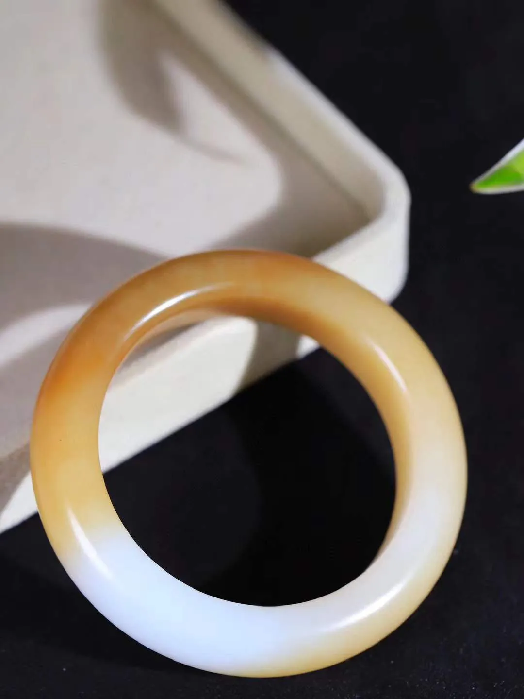 （一见倾心.手镯）

精品和田玉糖白玉手镯，玉质温润细腻 油性十足 手感舒适，高华雅逸，线条流畅，简约大气，美自天成，素雅高贵。佩戴于腕间，婉约之美，举手投足间透出那低调奢华。重81克 尺寸54-15.3-10.7mm1627430T