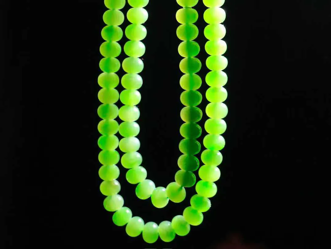 年末清货【算盘珠.挂链】

精品和田玉碧玉108挂链 项链 手链，玉质温润 油性十足 形似算盘珠，静于念间，佛韵在心，轻轻拨动，尘埃落定，浮浮尘世，一念愚即般若绝，一念智即般若生。重69.2克  尺寸取一5.8-7.8mm   66301143O