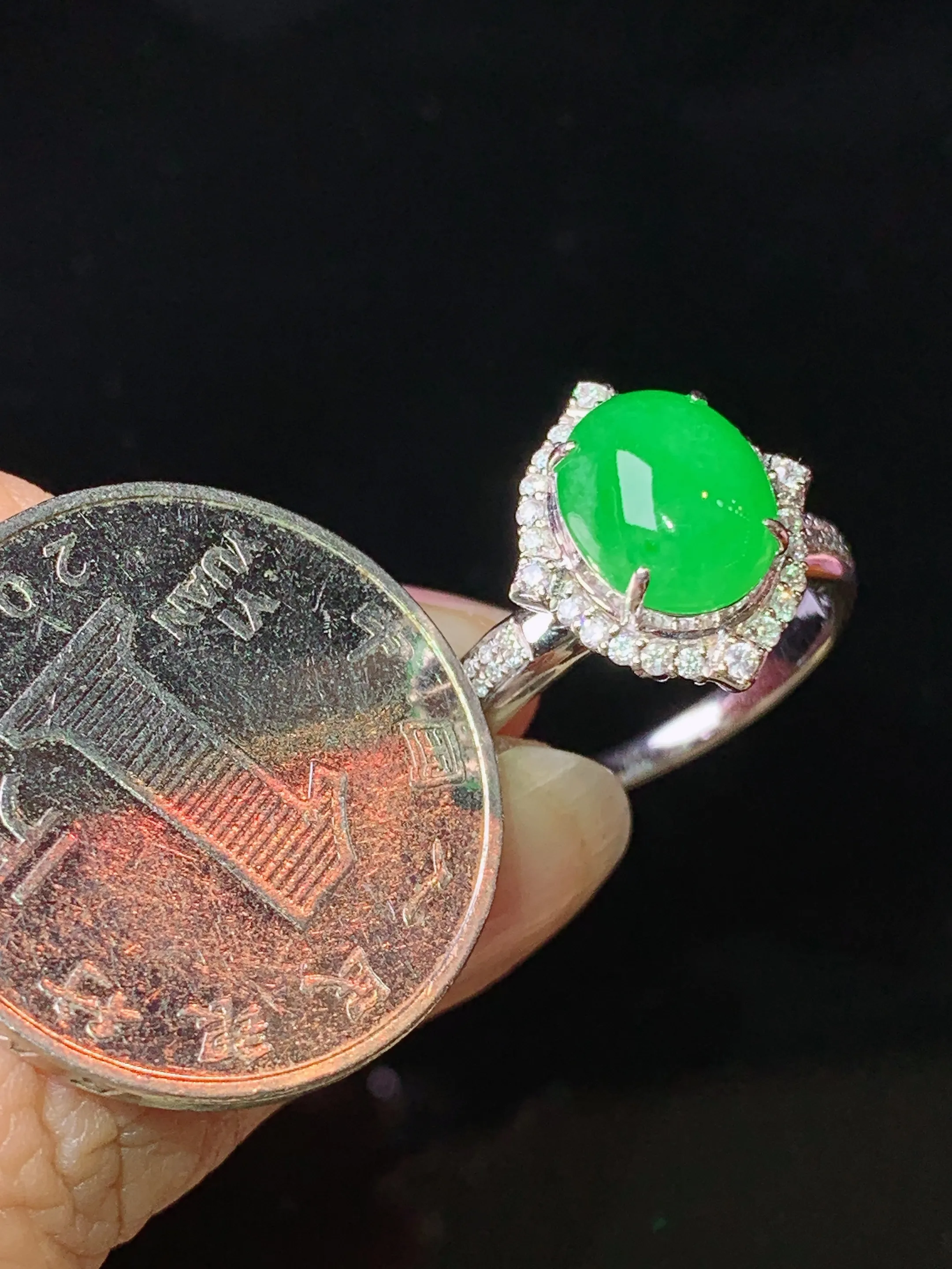 18k金钻镶嵌满绿蛋面戒指 玉质细腻 色泽艳丽清新 圈口13.5 整体尺寸14.8*13.2*10.2