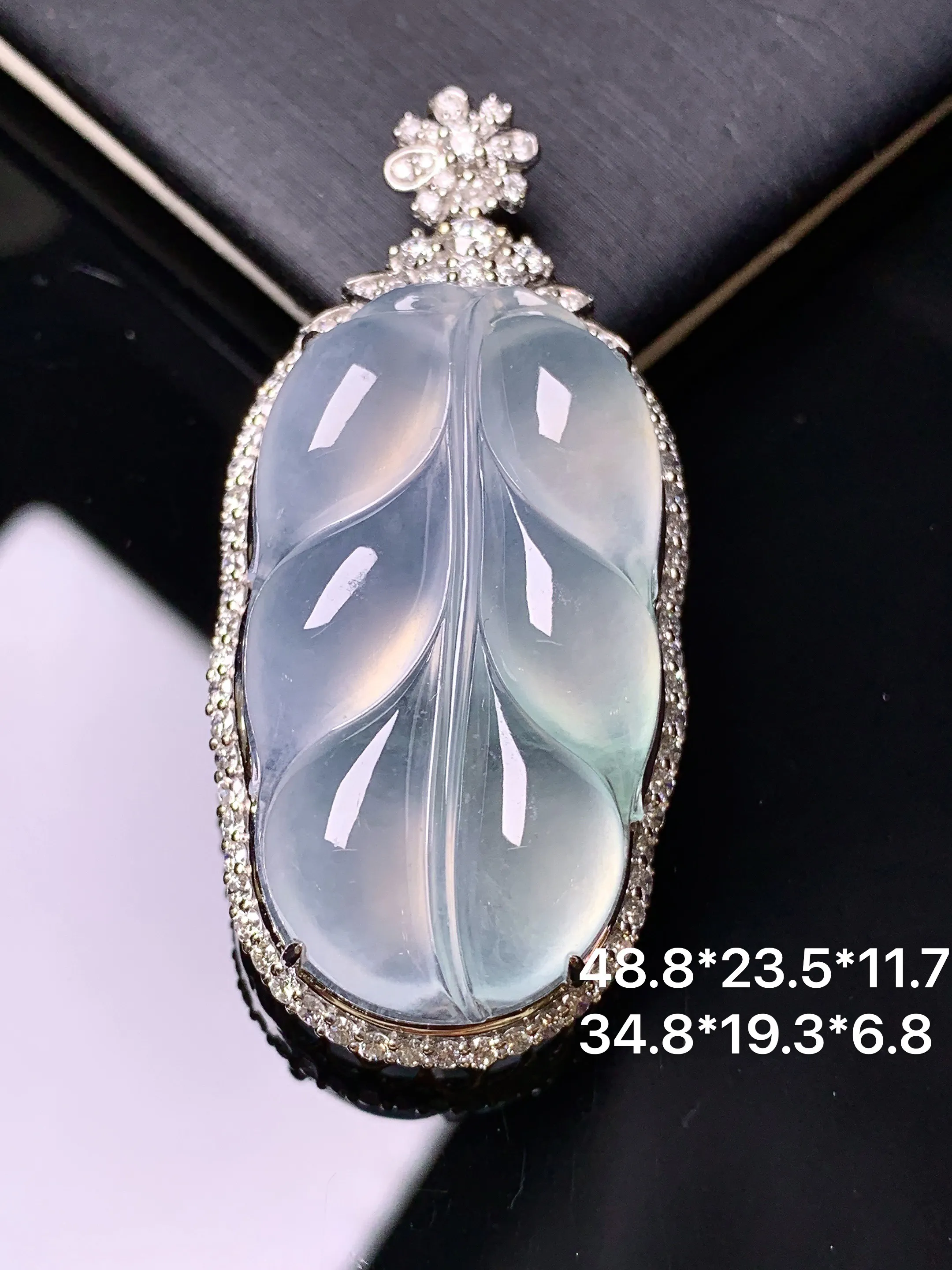 18k金钻镶嵌冰种树叶吊坠 玉质细腻 色泽艳丽清新 整体尺寸48.8*23.5*11.7