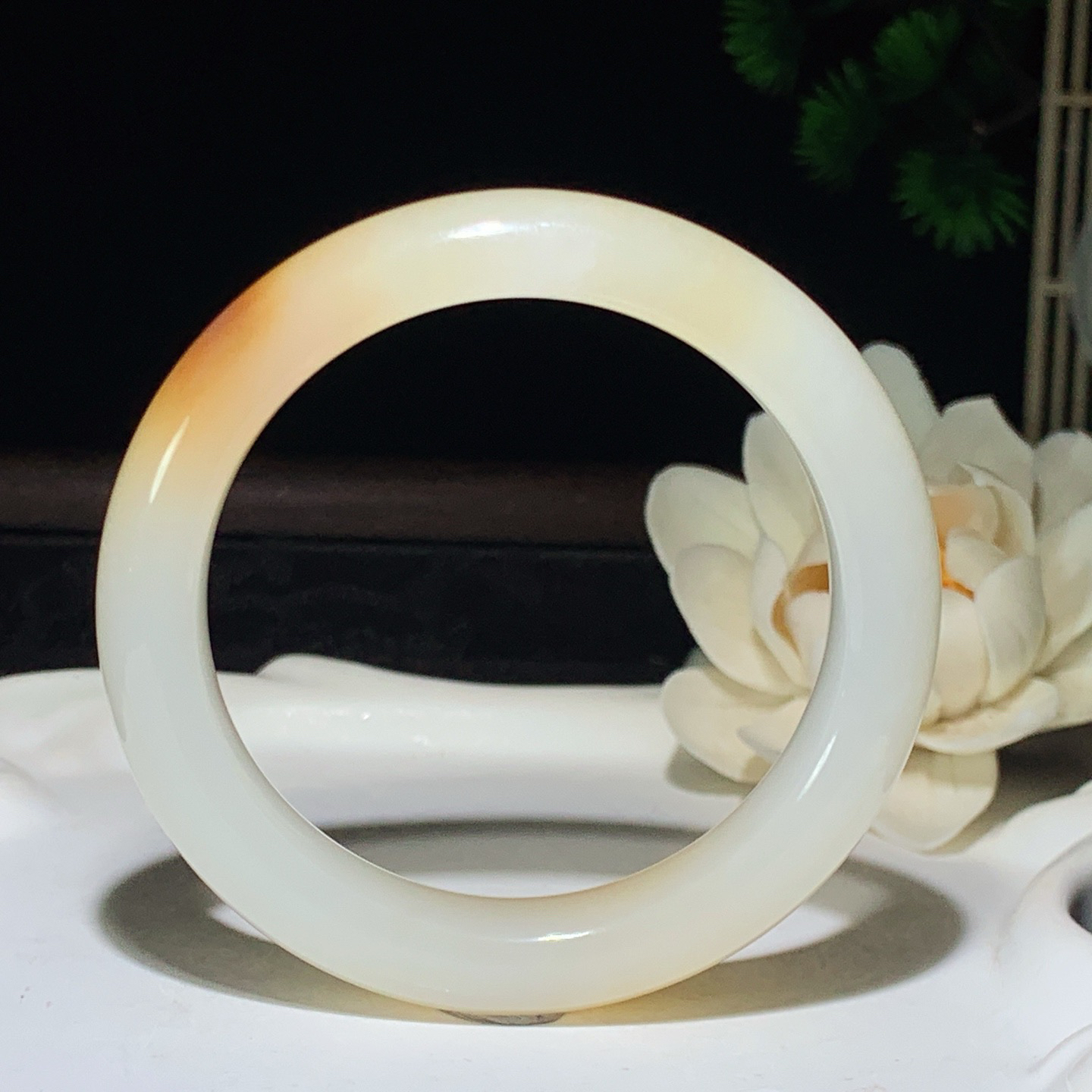 53圈口 新疆和田玉羊脂白且末糖手镯 53圈口条宽11厚9重49克。玉质细腻油润。手推出油。佩戴高端