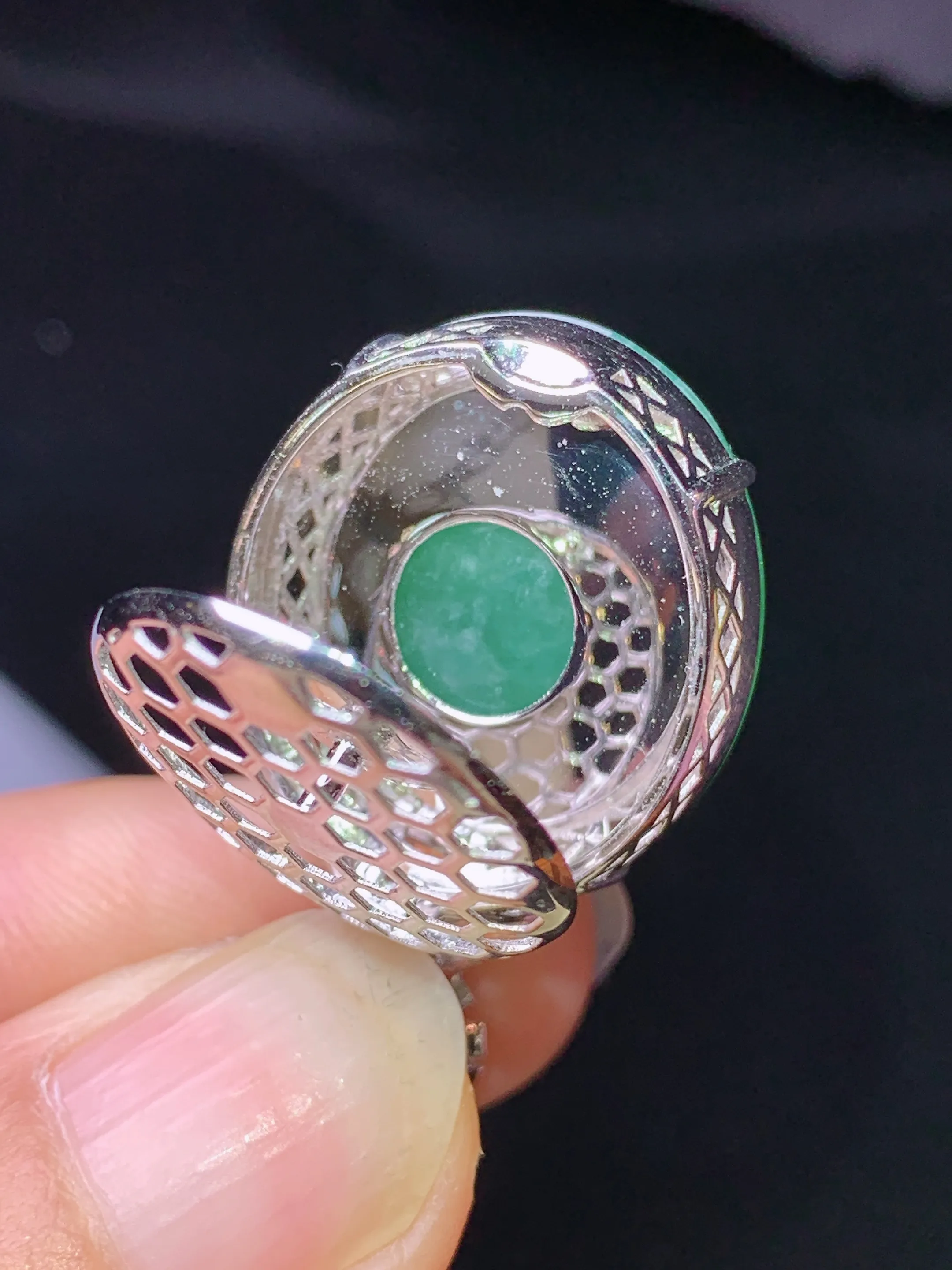 18k金钻镶嵌翠绿蛋面吊坠 玉质细腻 色泽艳丽清新 整体尺寸32.5*19.2*13