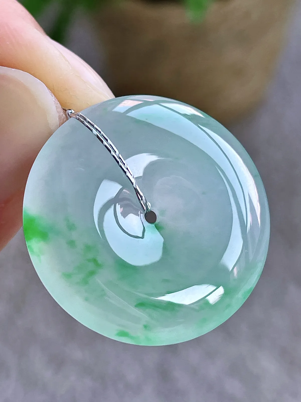 冰飘绿花平安扣吊坠
【说明】缅料 完美 性价比高  
【尺寸】27.5-5.4
【重量】8.4克