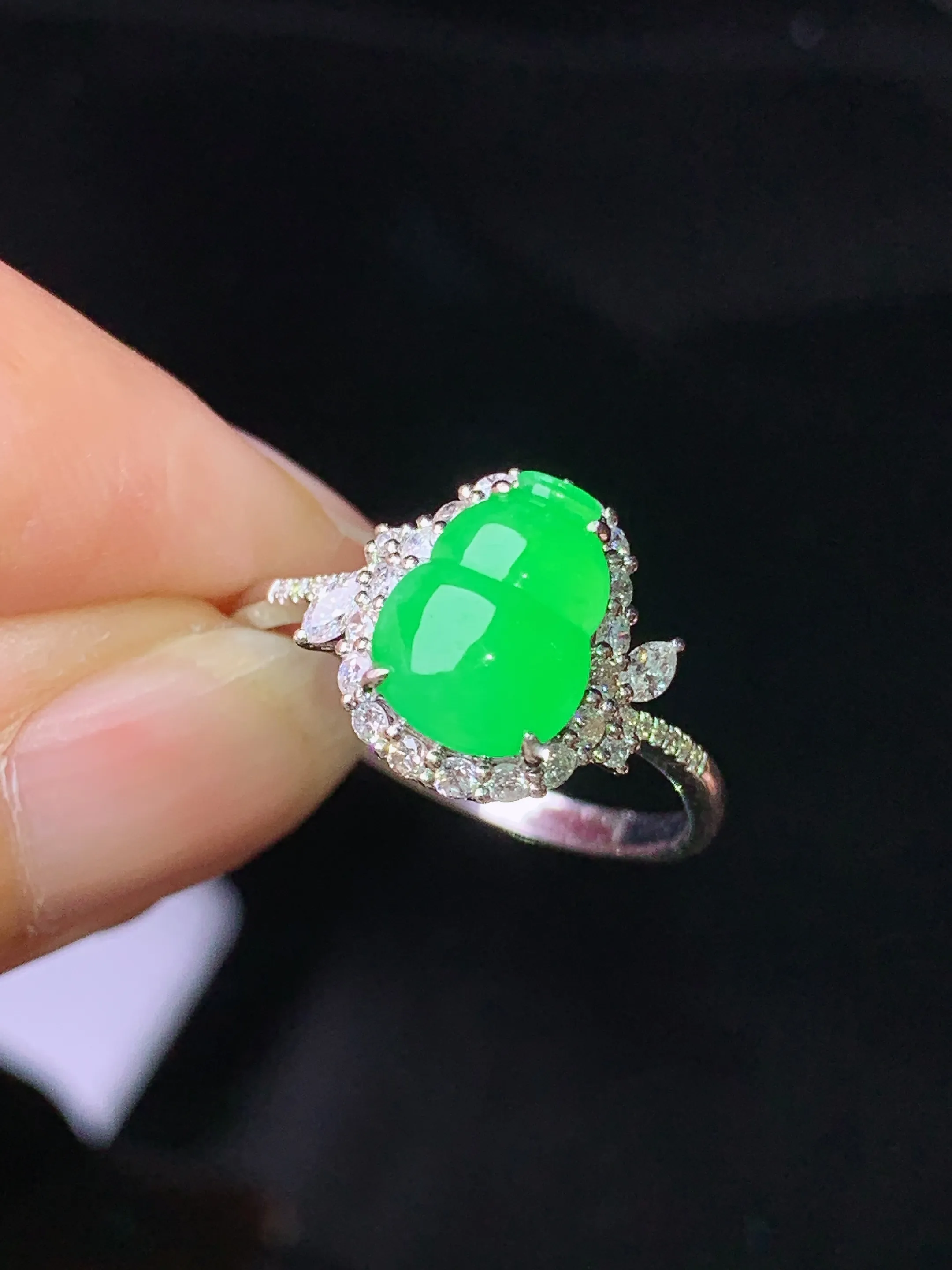 18k金钻镶嵌翠绿葫芦戒指 玉质细腻 色泽艳丽清新 圈口14.5 整体尺寸11.6*12*7