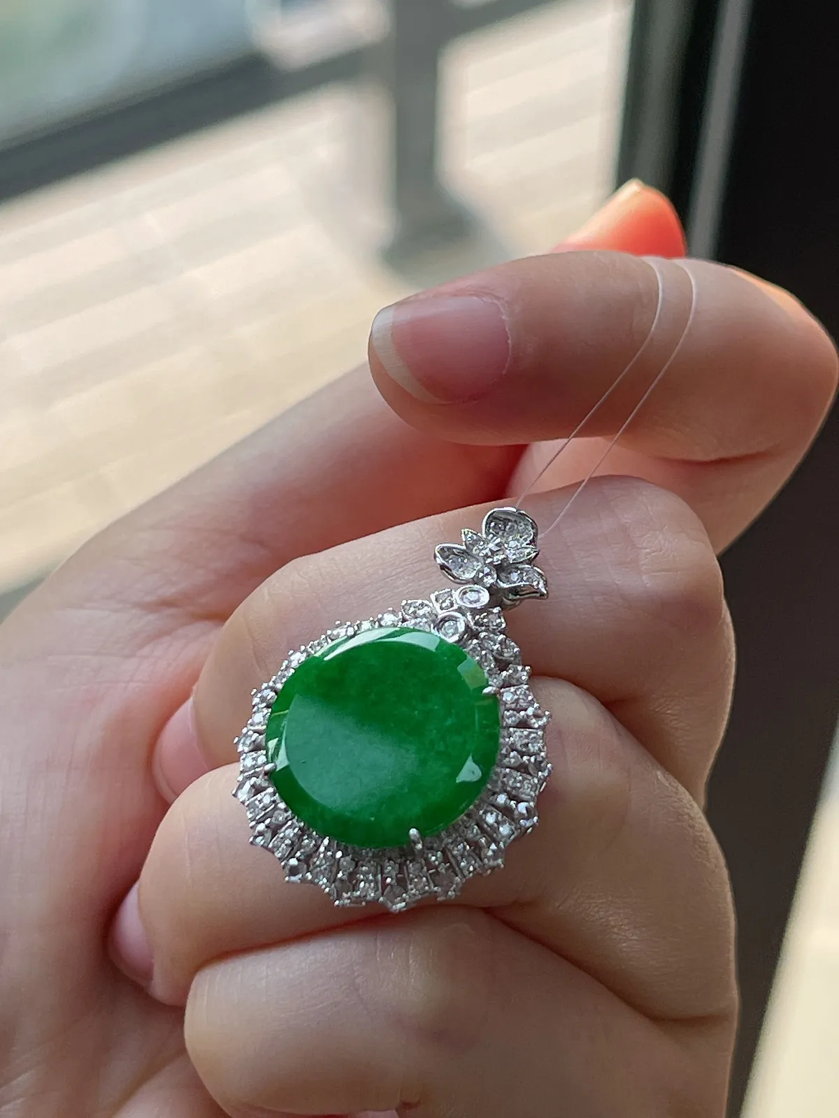 18k金翡翠糯化种满绿无事牌吊坠