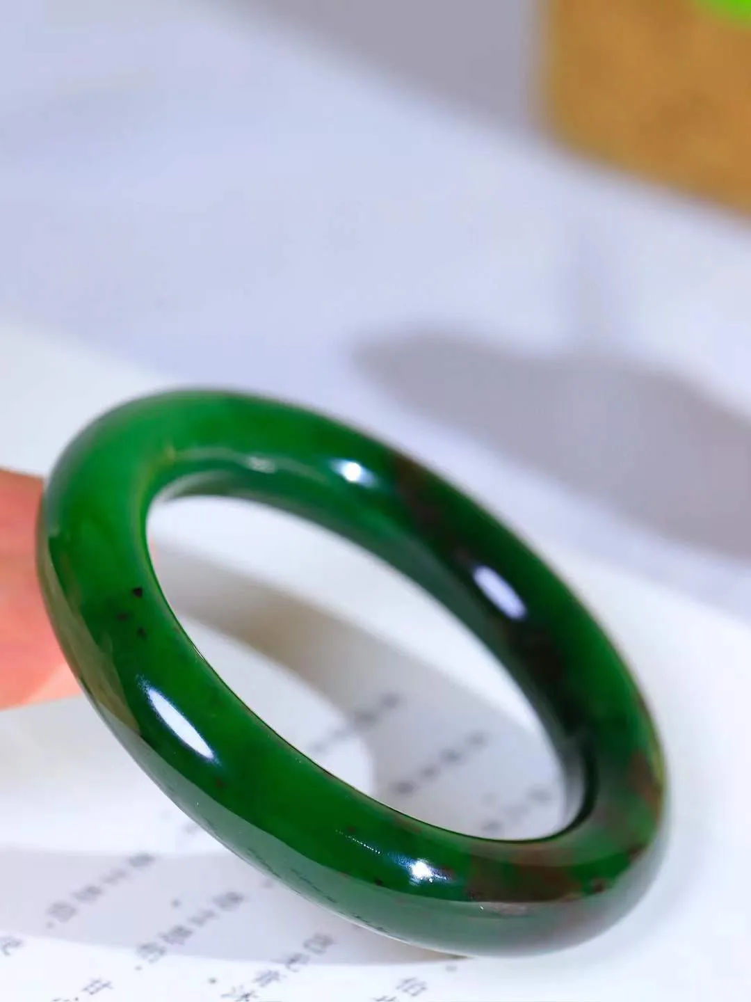 【悠悠芳华.镯】

精品和田玉碧玉圆条手镯 玉质温润 青葱岁月，尽收腕中，婉转流畅，凝岁月悠长。盈一眸恬淡，挽一抹绿意。重69.5克 内径52.5mm尺寸12-11.8mm   8625400T