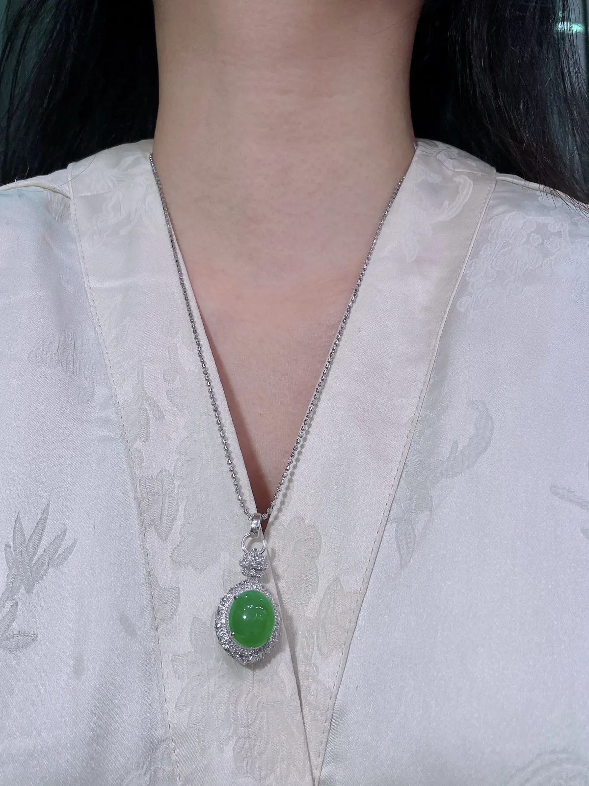 天然缅甸翡翠A货
满绿蛋面吊坠
18k金镶嵌钻石 
细腻水灵 实拍接近