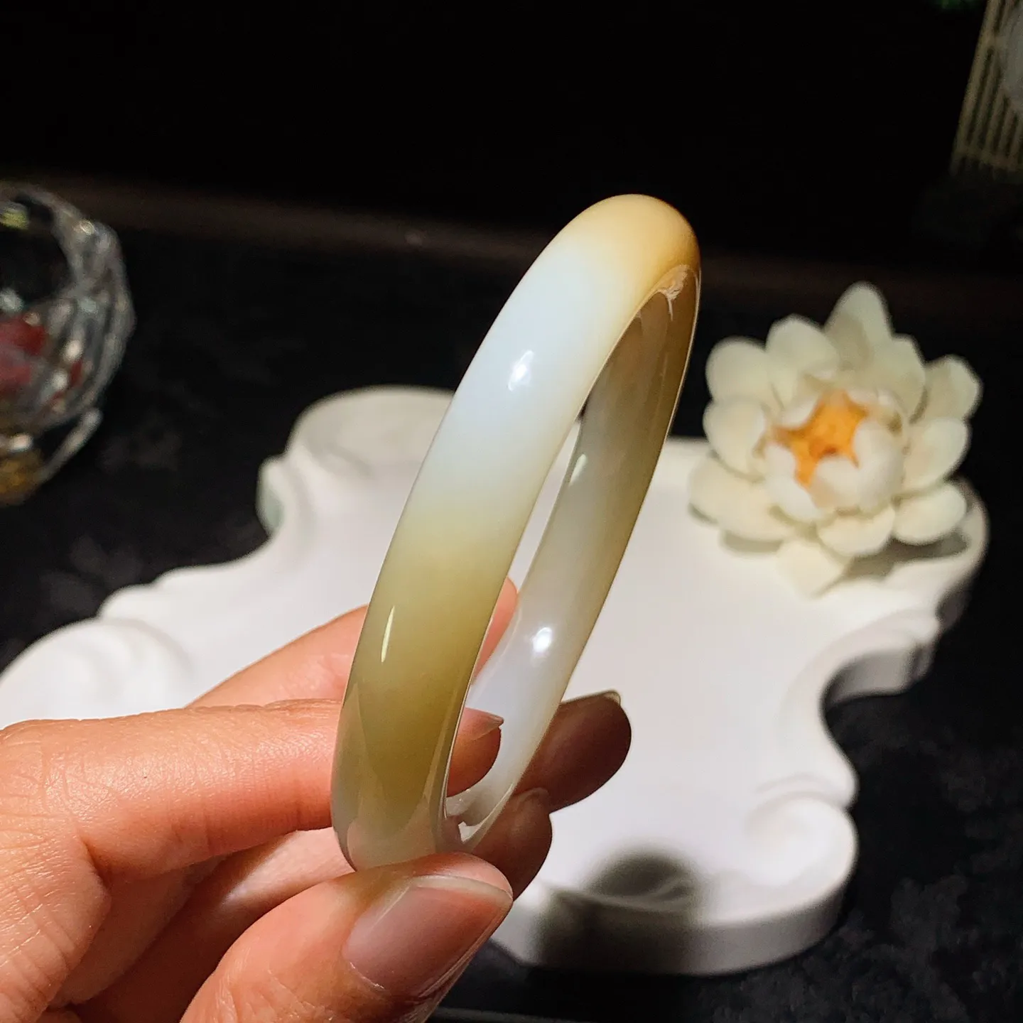 55圈口 新疆和田玉羊脂白且末糖手镯 55圈口条宽10厚9重44.5克。玉质细腻油润。手推出油。佩戴高端典雅。lt260205