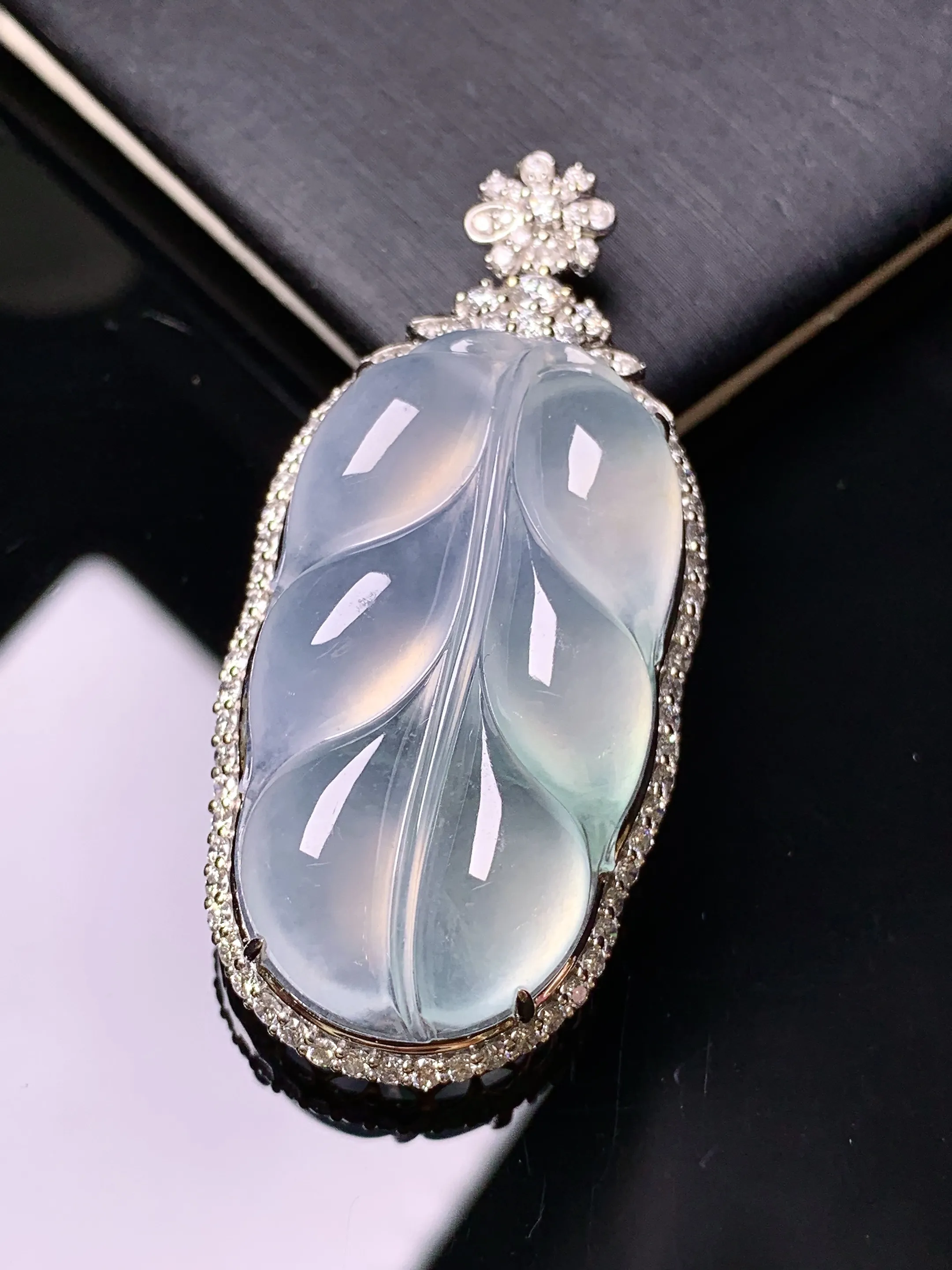 18k金钻镶嵌冰种树叶吊坠 玉质细腻 色泽艳丽清新 整体尺寸48.8*23.5*11.7