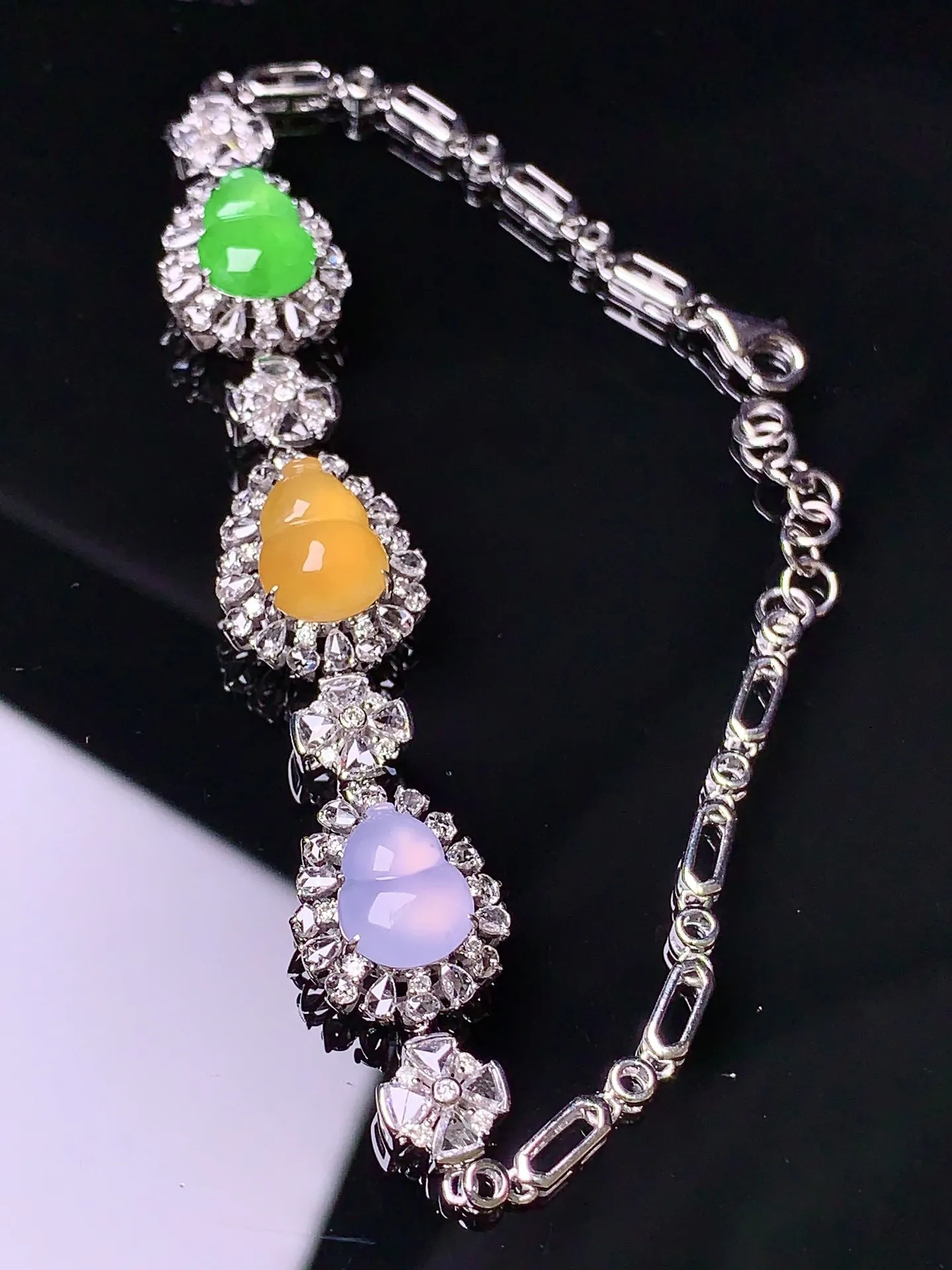 18k金钻镶嵌三色葫芦手链 玉质细腻 色泽艳丽清新 整体尺寸65*12*7.8