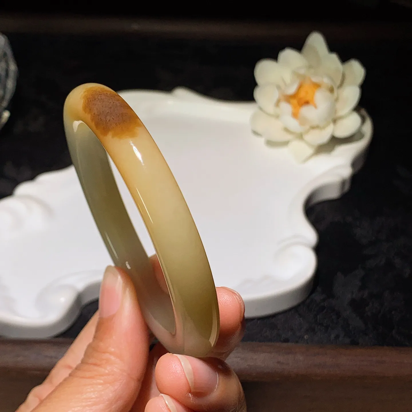 55圈口 新疆和田玉羊脂白且末糖手镯 55圈口条宽10厚9重44.5克。玉质细腻油润。手推出油。佩戴高端典雅。lt260205