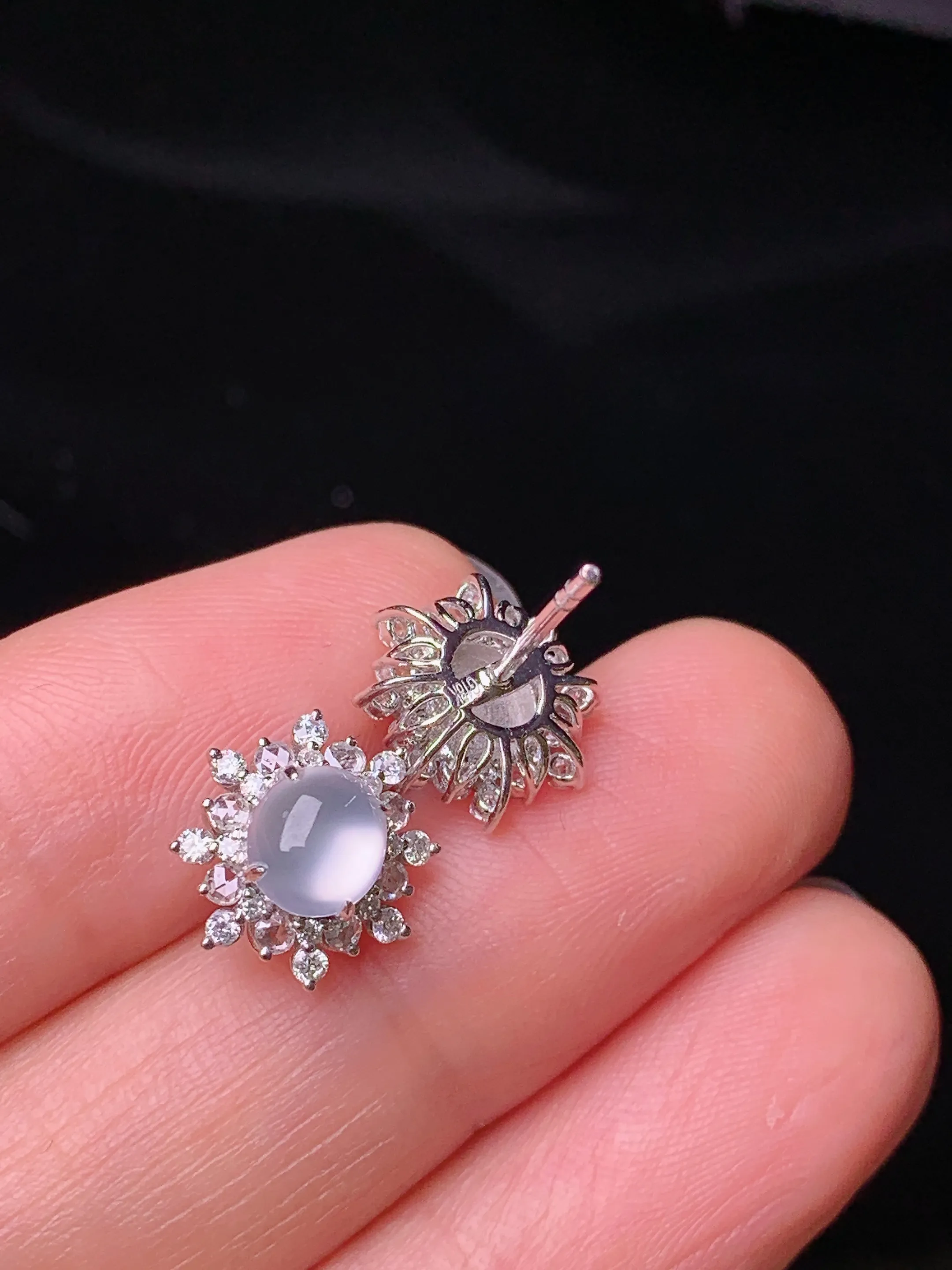 18k金钻镶嵌冰种蛋面耳钉 玉质细腻 色泽艳丽清新 整体尺寸11.2*10*6.6