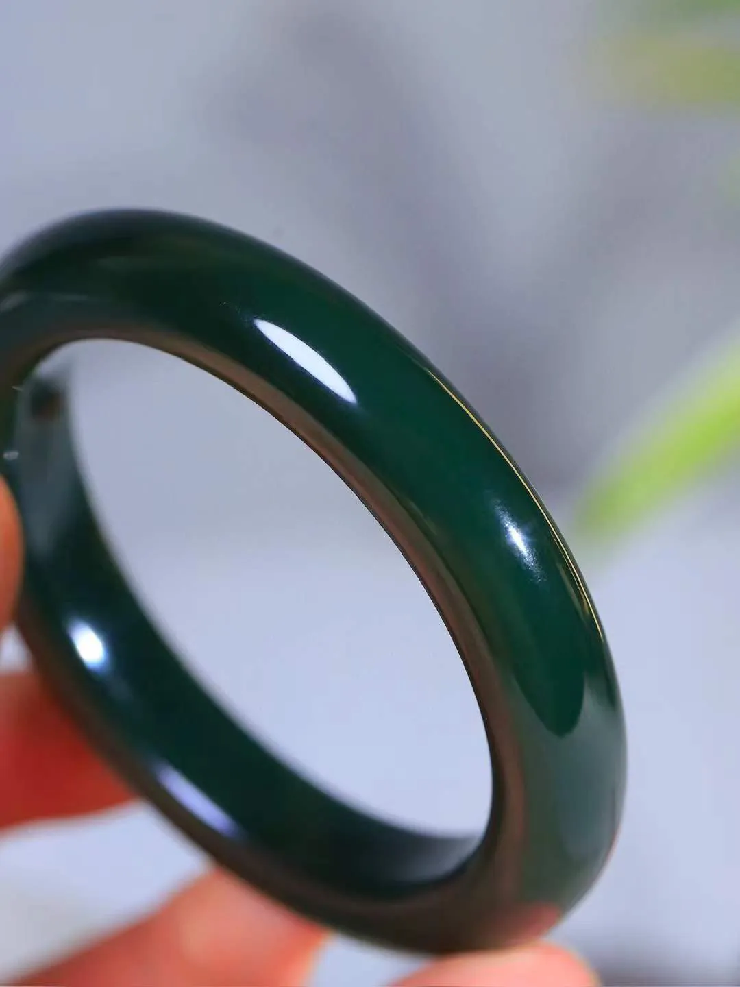 【婉约佳人.手镯】

精品和田玉青玉细料手镯 玉质温润细腻 油性十足 手感舒适，高华雅逸，线条流畅，简约大气，美自天成，素雅高贵。佩戴于腕间，婉约之美，举手投足间透出那份低调奢华。重70.8克 内径58.5mm  尺寸12.4-10.6mm   FDL-1127533