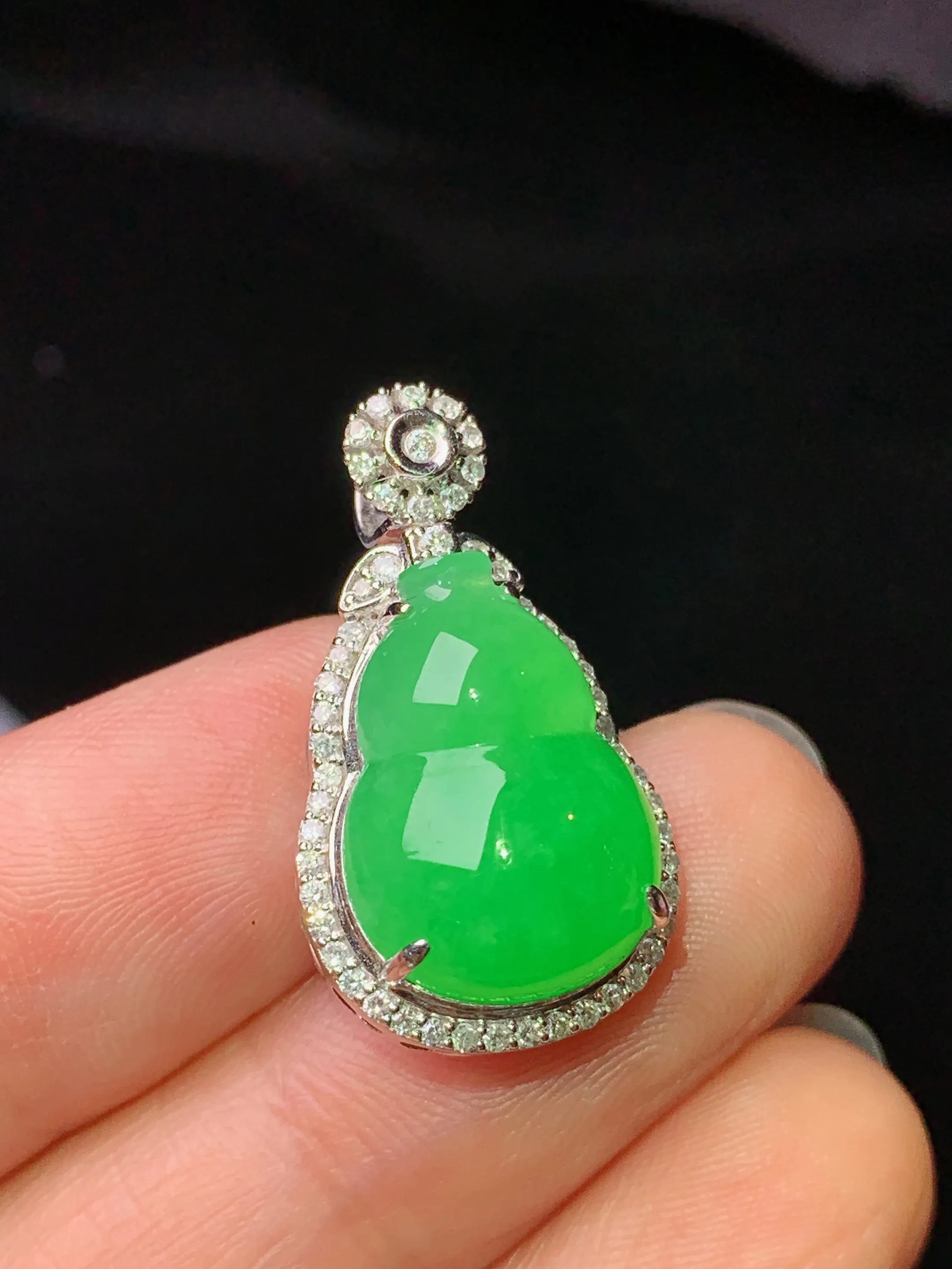 18k金钻镶嵌翠绿葫芦吊坠 玉质细腻 色泽艳丽清新 整体尺寸25*14*9.8