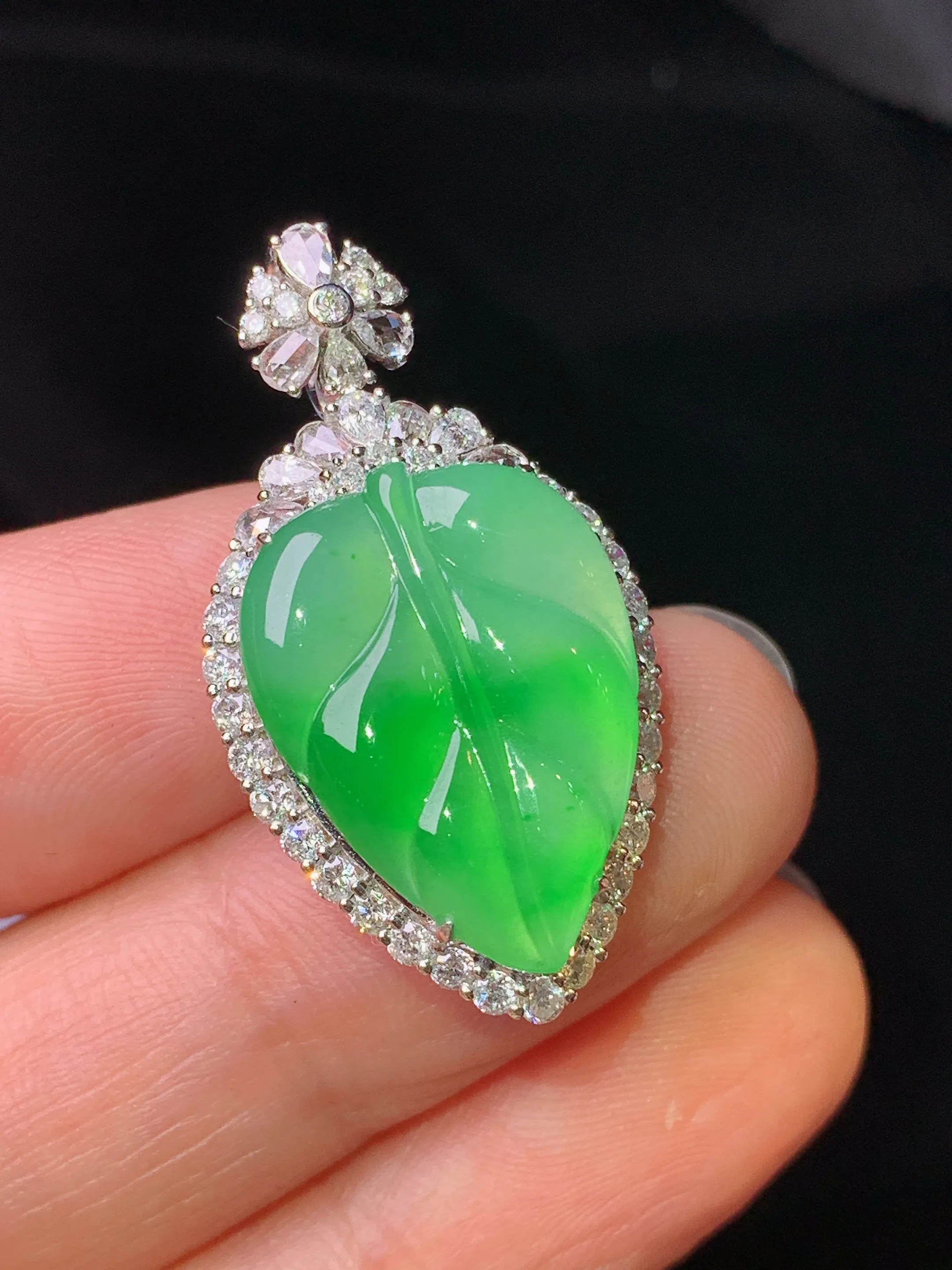 18k金钻镶嵌翠绿树叶吊坠 玉质细腻 色泽艳丽清新 整体尺寸31.8*17.2*8