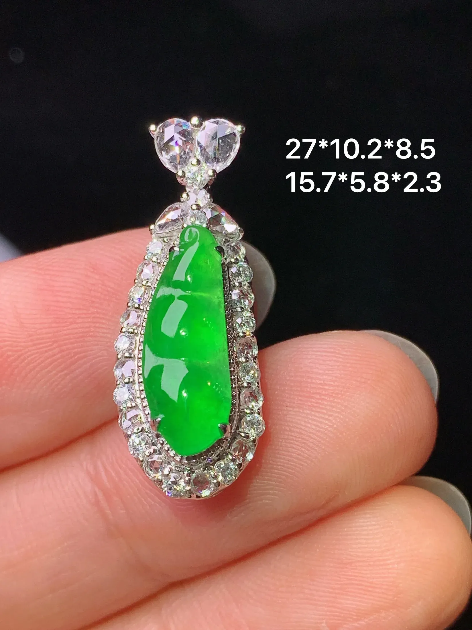 18k金钻镶嵌满绿四季豆吊坠 玉质细腻 色泽艳丽清新 整体尺寸27*10.2*8.5