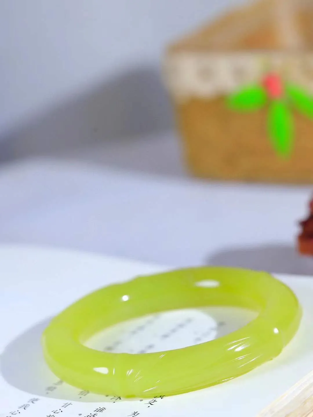 【节节高升.手镯】

收藏级臻品和田玉黄口竹手镯，玉质温润细腻，苏工精雕竹节，竹子品德高尚，生而有