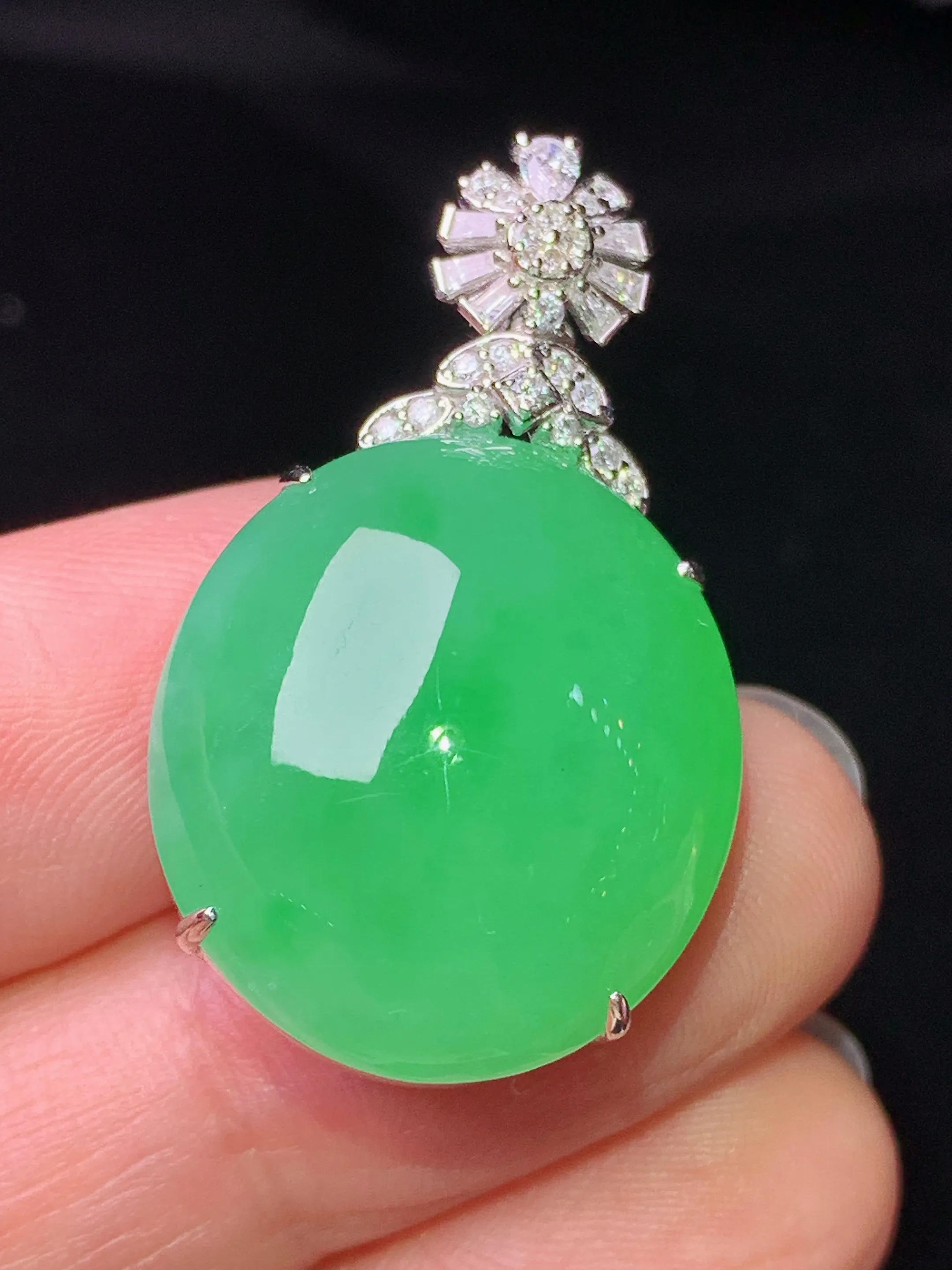 18k金钻镶嵌翠绿蛋面吊坠 玉质细腻 色泽艳丽清新 整体尺寸32.5*19.2*13