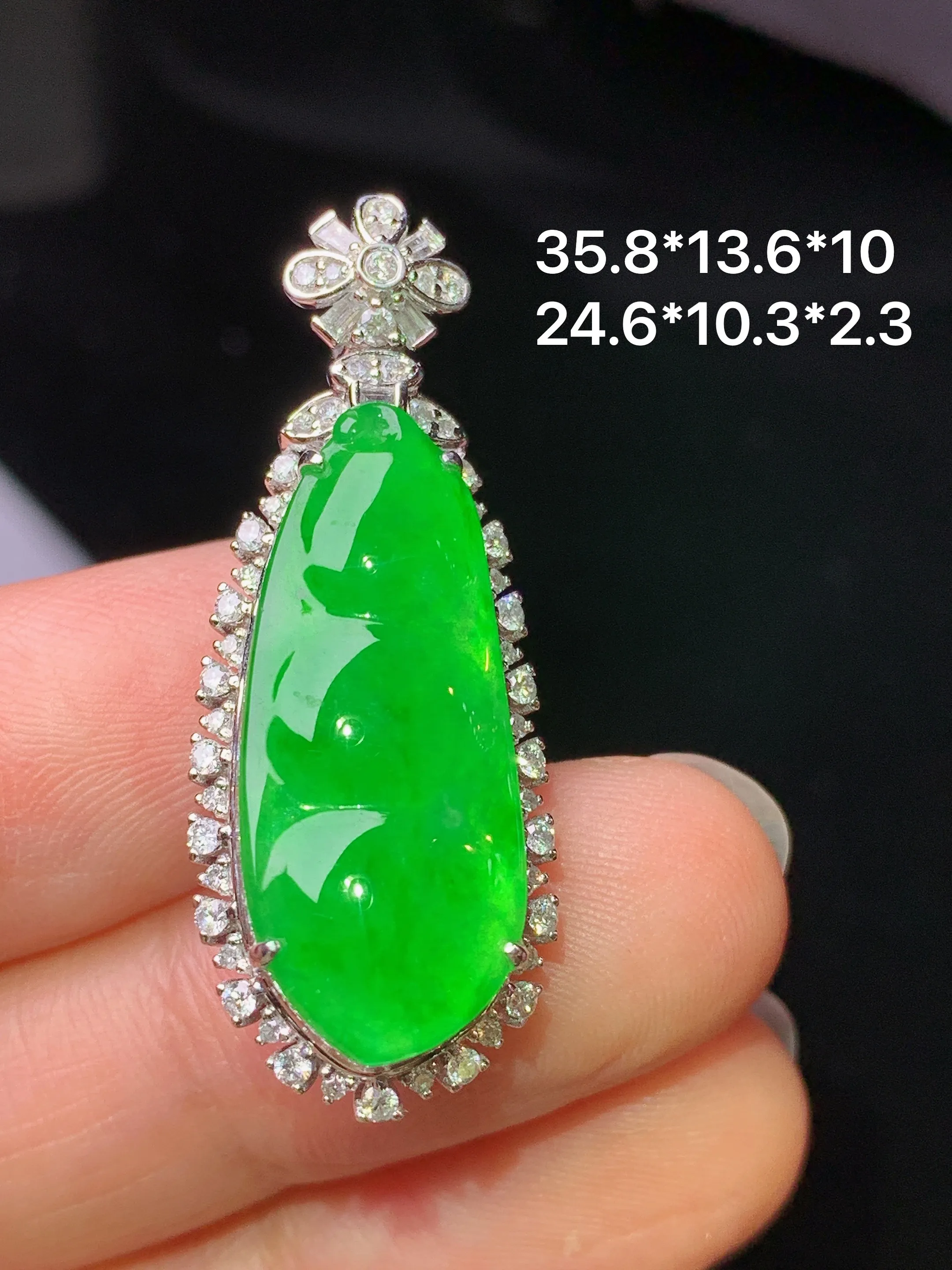 18k金钻镶嵌满绿四季豆吊坠 玉质细腻 色泽艳丽清新 整体尺寸35.8*13.6*10