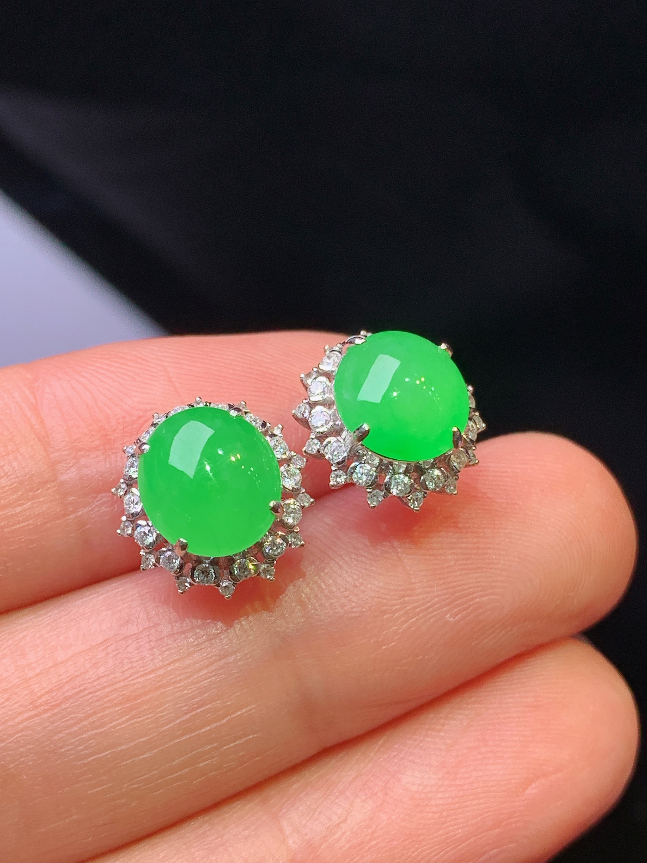 18k金钻镶嵌冰种翠绿蛋面耳钉 玉质细腻 色泽艳丽清新 整体尺寸11.8*11.3*8