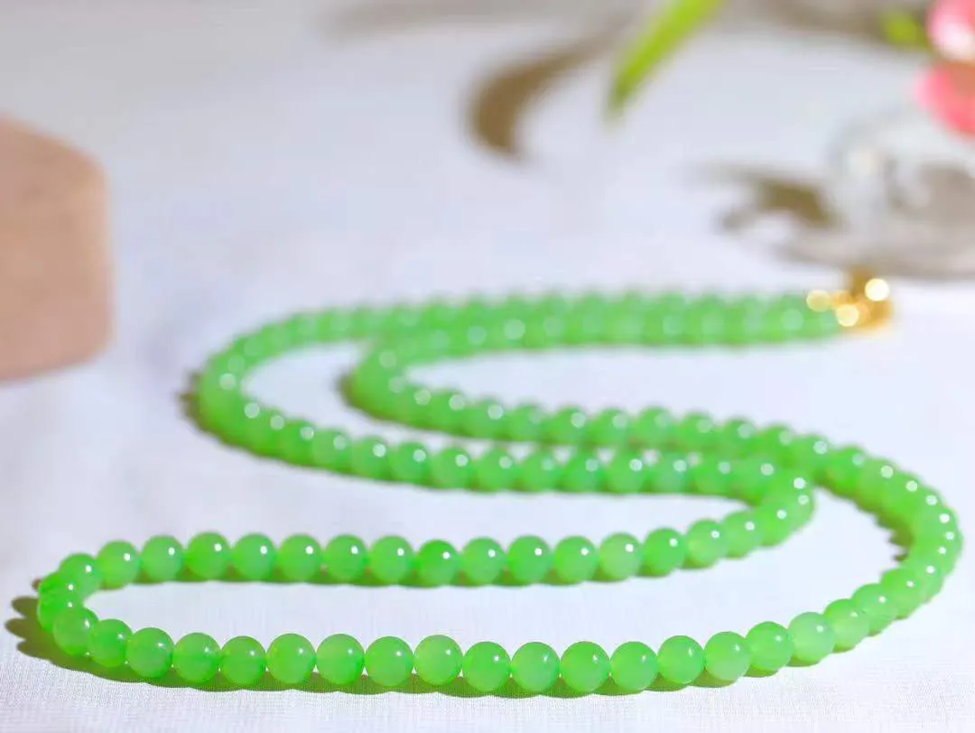 【珠圆玉润.项链】

精品和田玉碧玉珠圆玉润项链 玉质温润细腻  整串打磨圆润，佩戴舒适。珠珠落玉盘，间关莺语花底滑，一生美好时光，无论身在何处，都有它相伴相守。事事顺遂，幸福美满，吉祥如意。重39克 尺寸取一6mm  8920478A