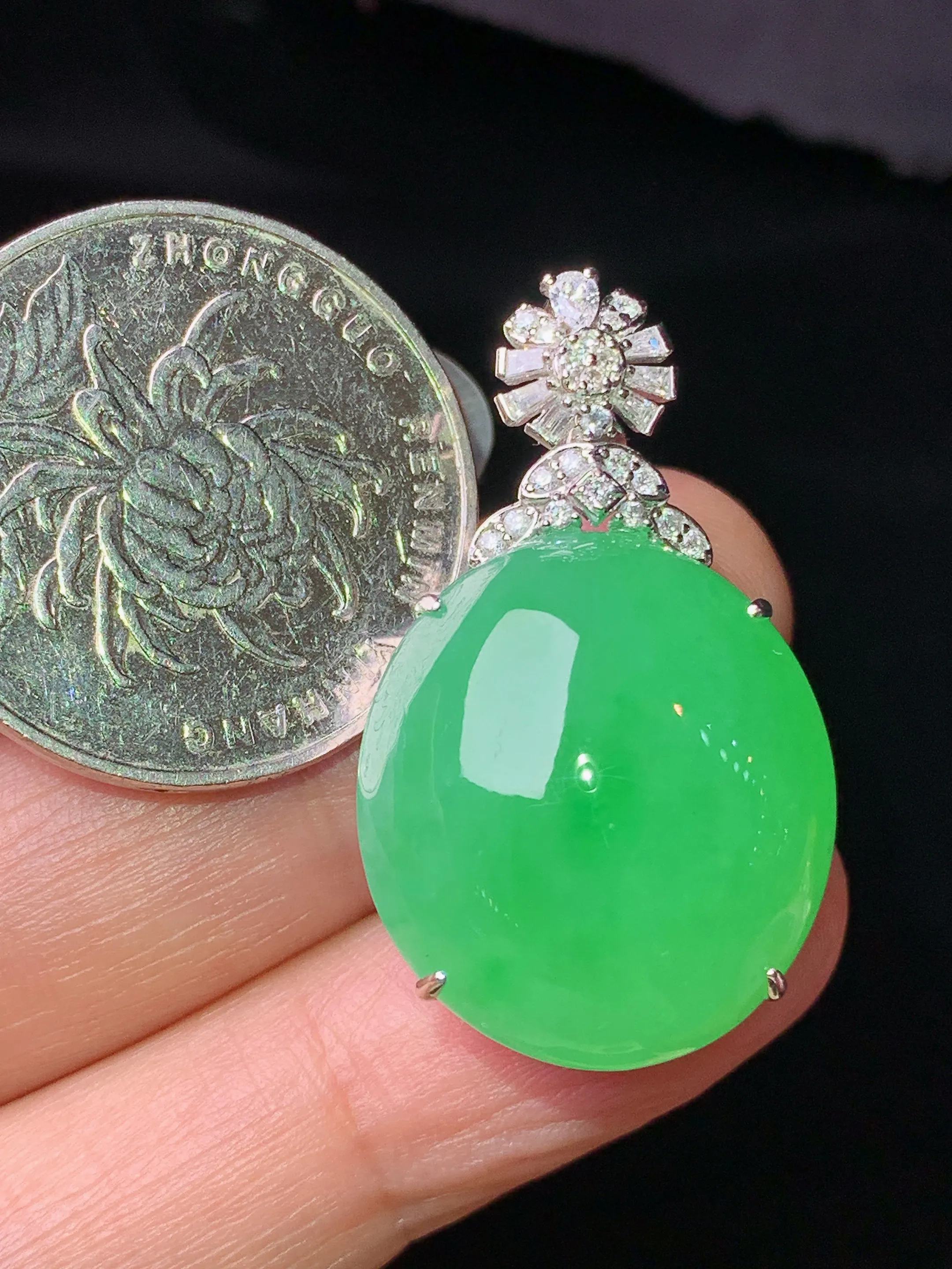 18k金钻镶嵌翠绿蛋面吊坠 玉质细腻 色泽艳丽清新 整体尺寸32.5*19.2*13