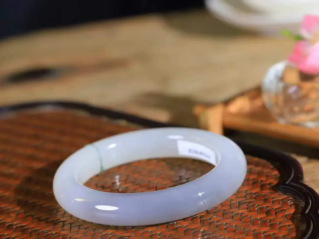 （一见倾心.手镯）

精品和田玉烟紫白玉双色手镯，玉质温润细腻 油性十足 手感舒适，高华雅逸，线条流畅，简约大气，美自天成，素雅高贵。佩戴于腕间，婉约之美，举手投足间透出那低调奢华。重60.3克  尺寸54.5-12-10.5mm  5620236A