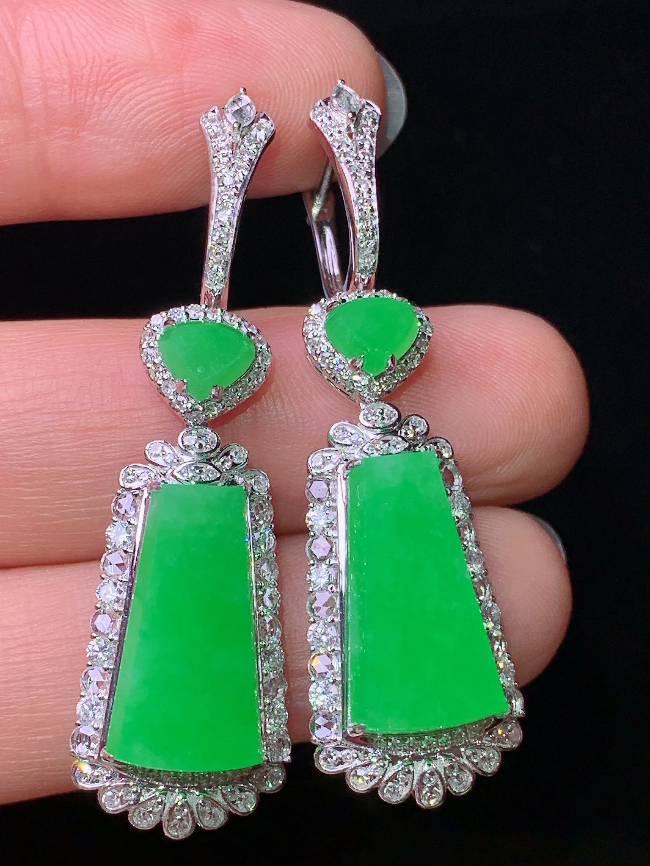 18k金钻镶嵌翠绿无事牌耳坠 玉质细腻 色泽艳丽清新 整体尺寸44.8*13*8