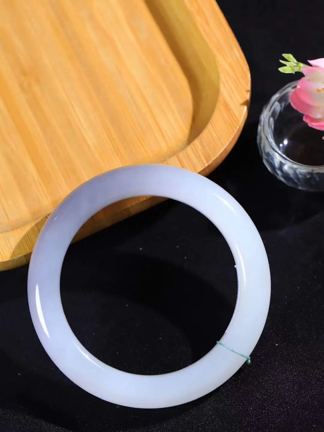 【花样年华·手镯】

精品和田玉烟紫白双色手镯，质地油润细腻，色泽高贵典雅，镯型古朴典雅。在诗情画意的雨巷相遇，你是我腕间的一抹风情，有你眸有深情，清风荡漾湖间静水，我愿俯身低眉，在烟波涟漪处，寻你深情倩影。内径56.5mm尺寸12-10.3mm 重62.7克。fDL-3624588