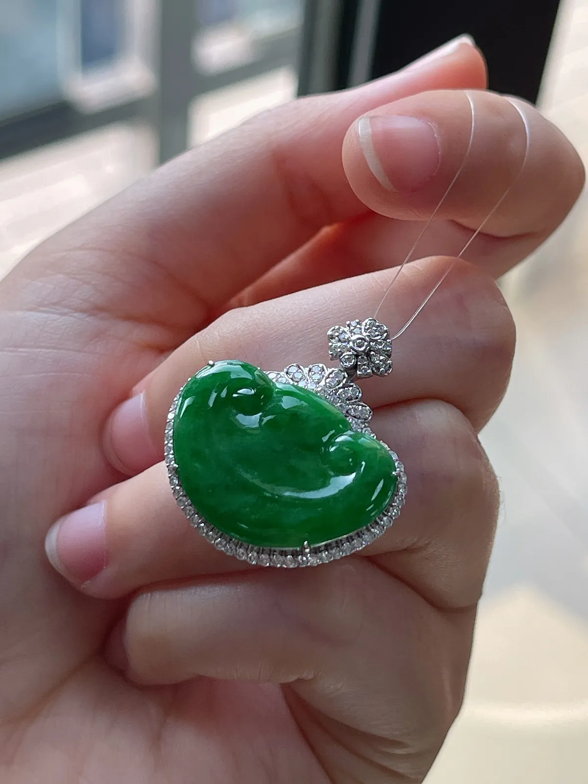 18k金翡翠糯化种满绿如意吊坠