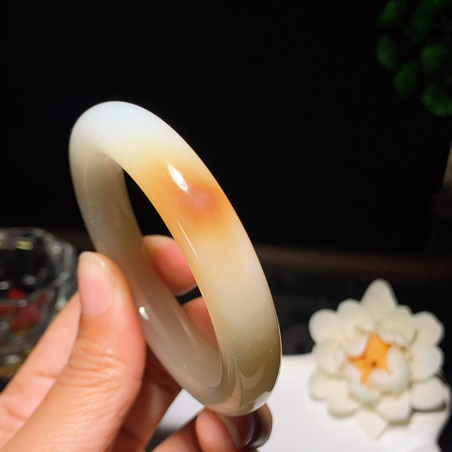 53圈口 新疆和田玉羊脂白且末糖手镯 53圈口条宽11厚9重49克。玉质细腻油润。手推出油。佩戴高端典雅。lt260205