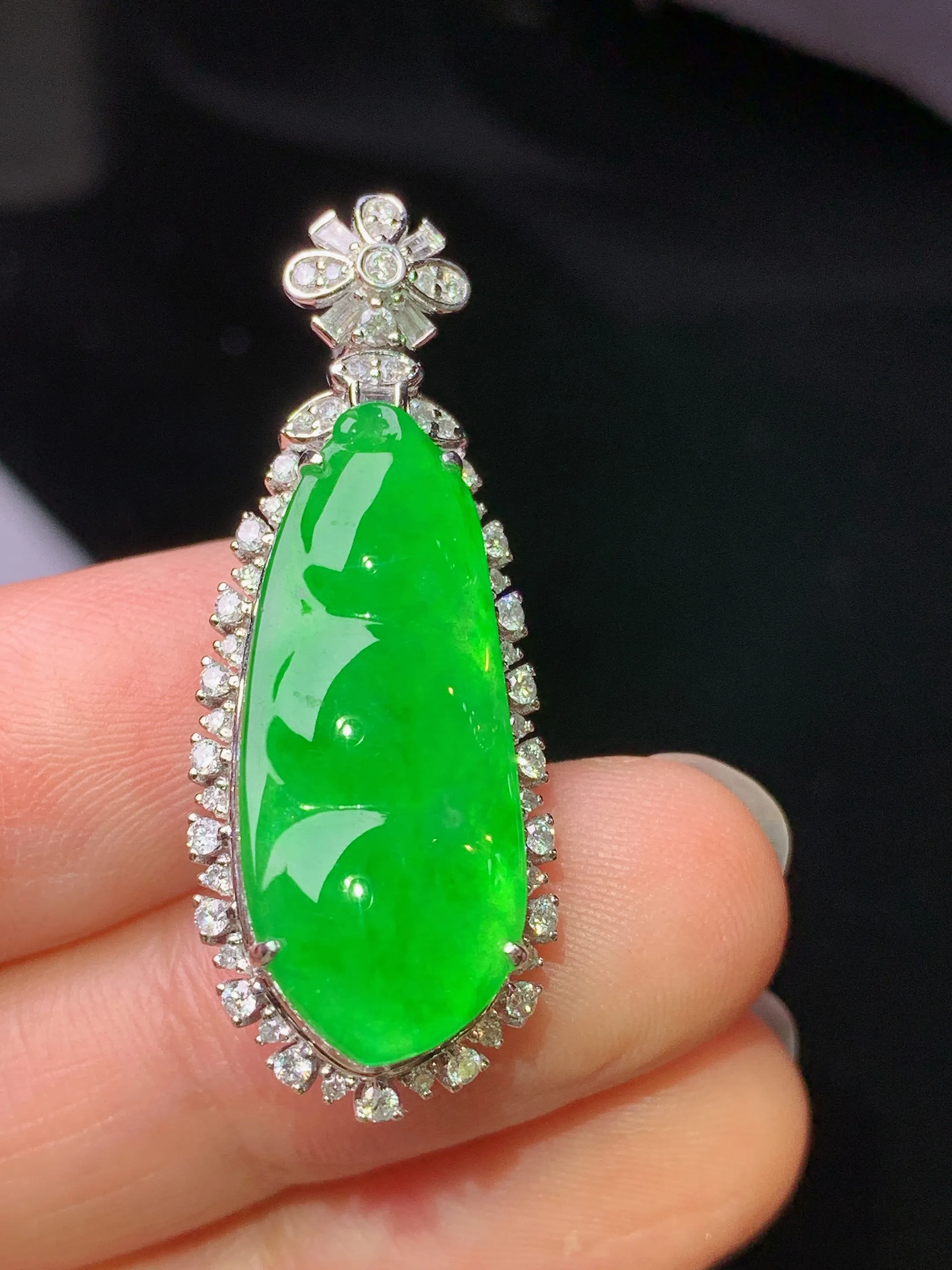 18k金钻镶嵌满绿四季豆吊坠 玉质细腻 色泽艳丽清新 整体尺寸35.8*13.6*10